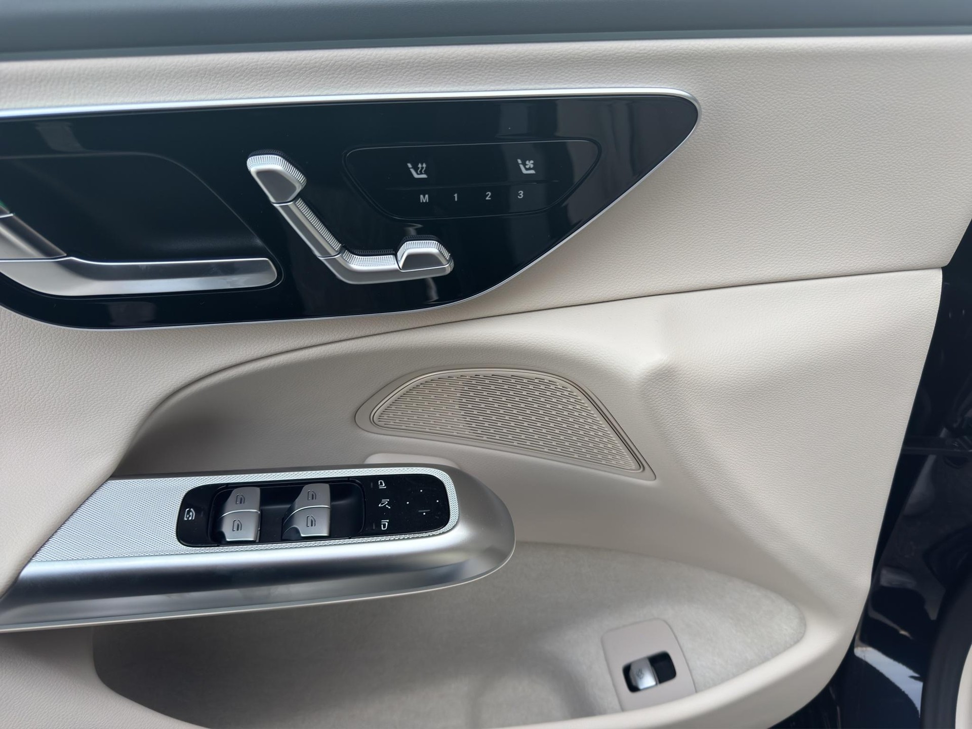 MERCEDES-BENZ E 220 d Avantgarde 4matic-image-10