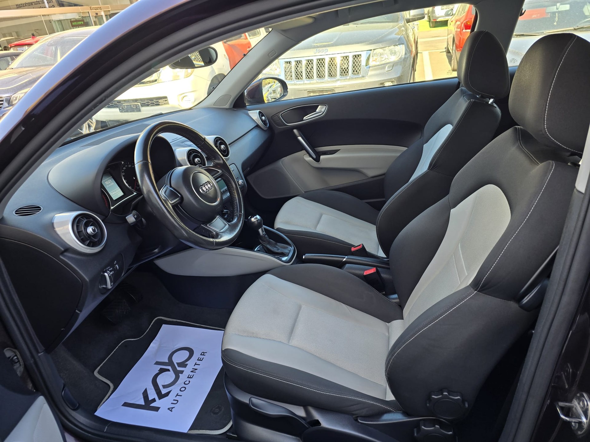 AUDI A1 1.4 TFSI Attraction S-tronic-image-10