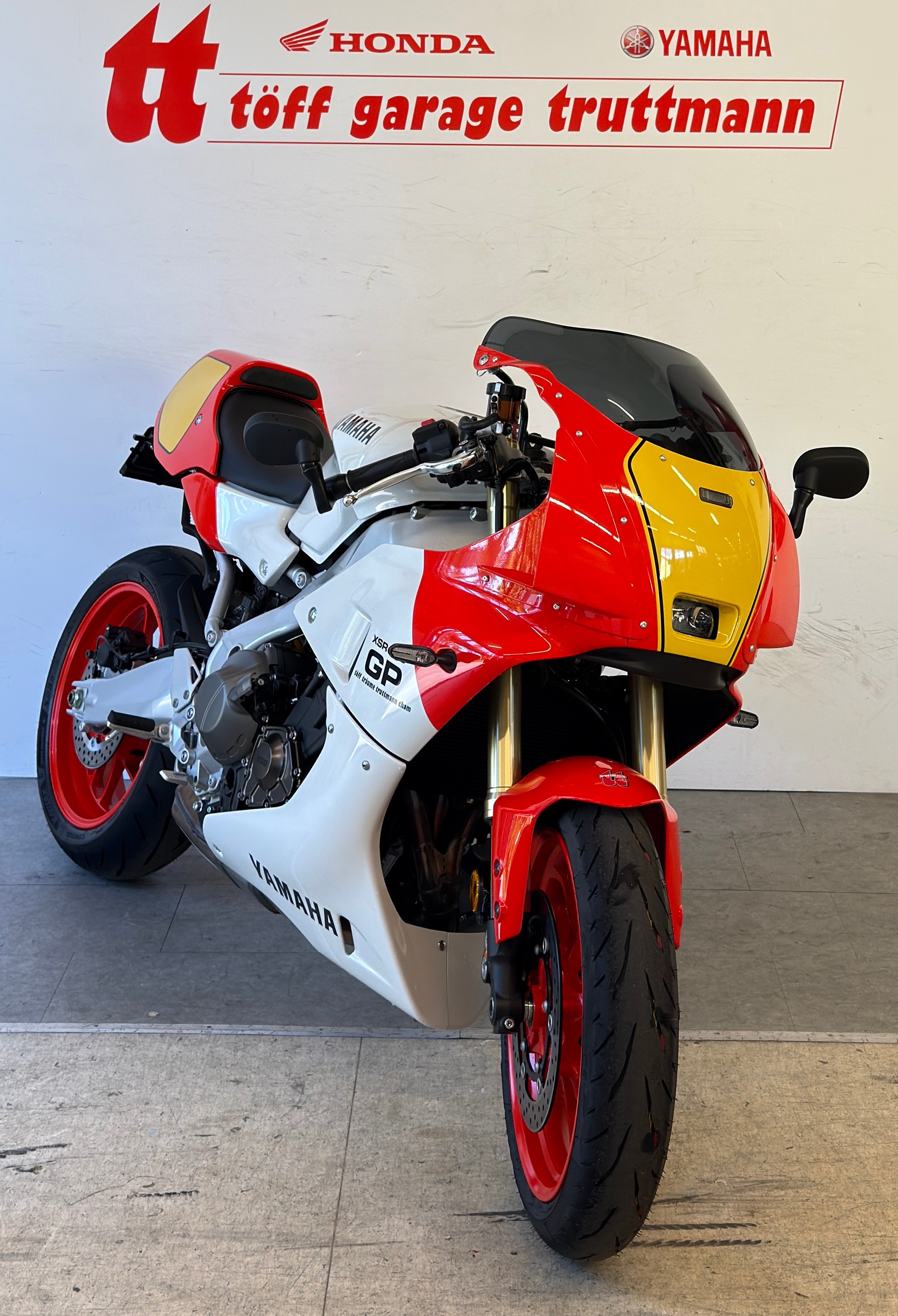 YAMAHA XSR 900 GP-showroom-element-2