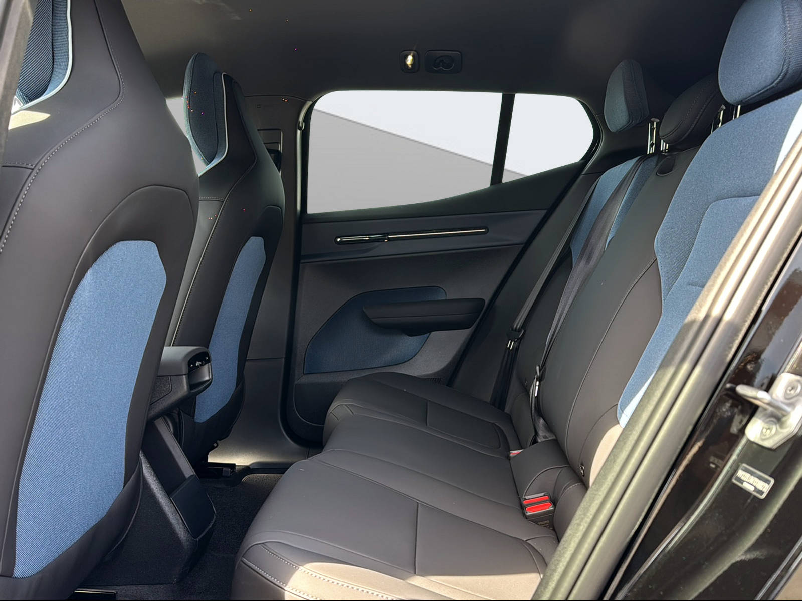 VOLVO EX 30 E60 Plus Swiss Black Edition-image-13