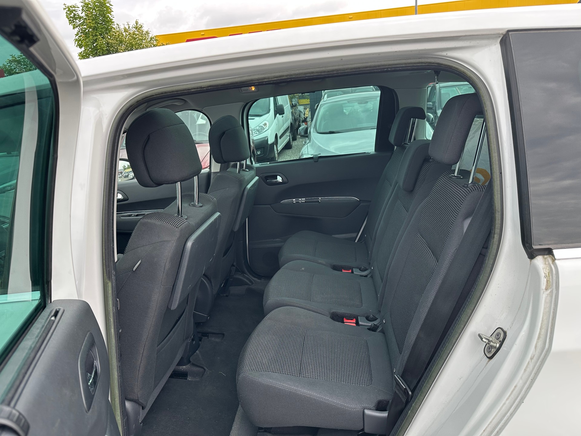 PEUGEOT 5008 2.0 HDI Allure-image-6