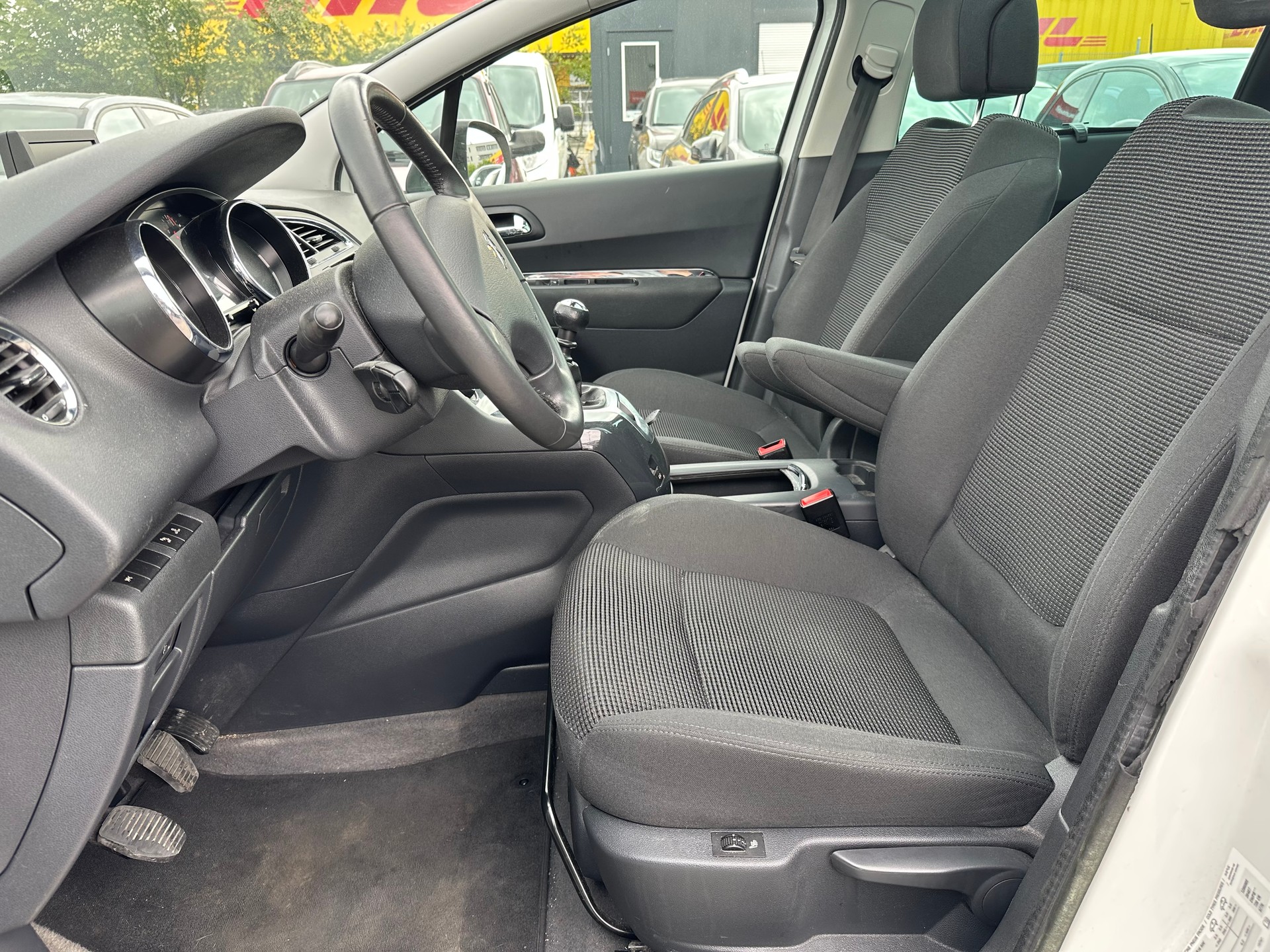 PEUGEOT 5008 2.0 HDI Allure-image-4