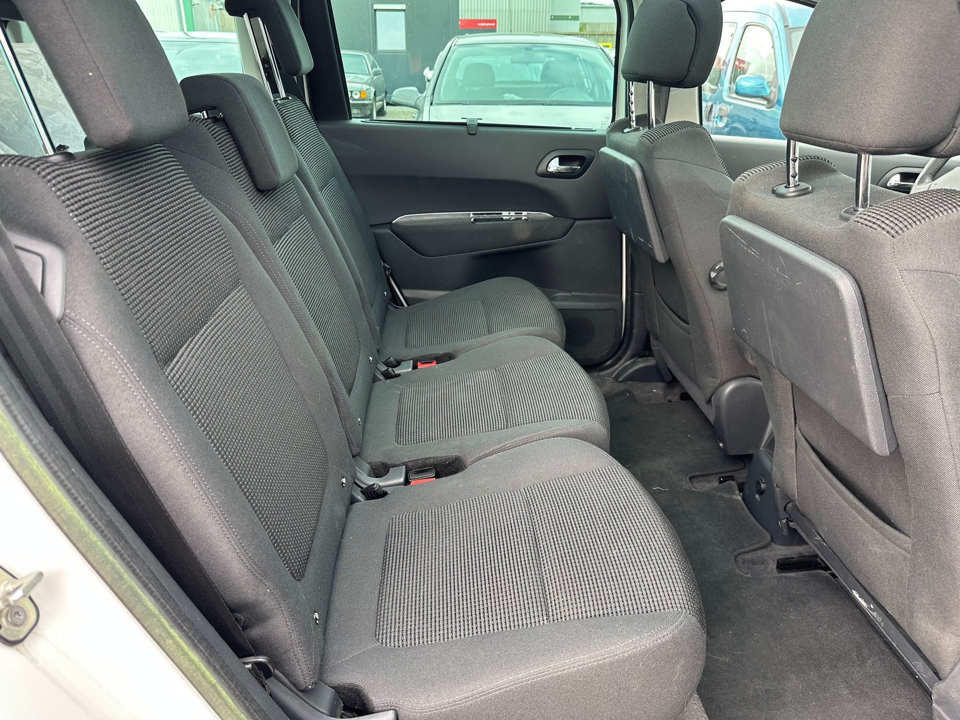 PEUGEOT 5008 2.0 HDI Allure-image-7