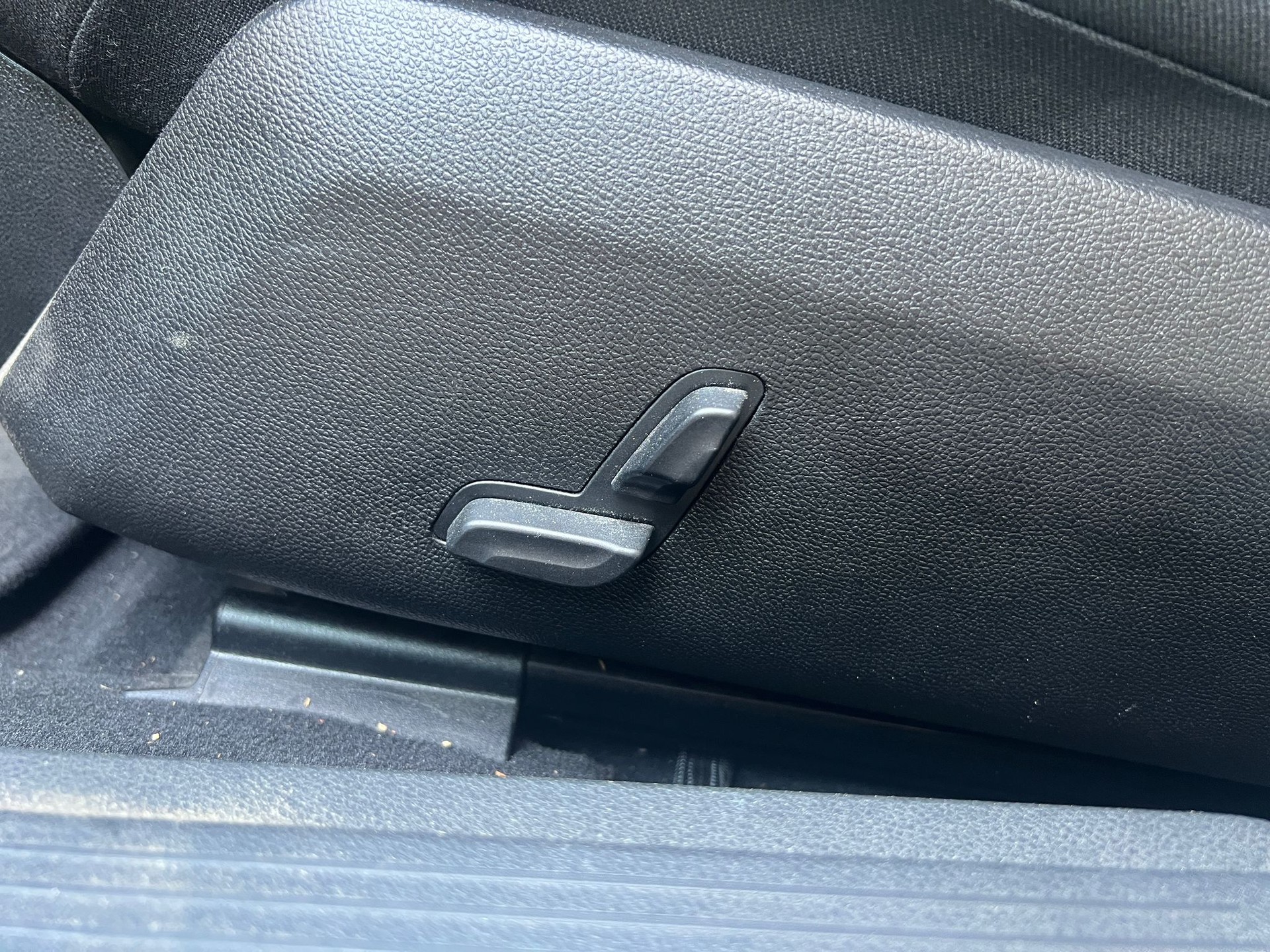 MERCEDES-BENZ E 200 7G-Tronic-image-23