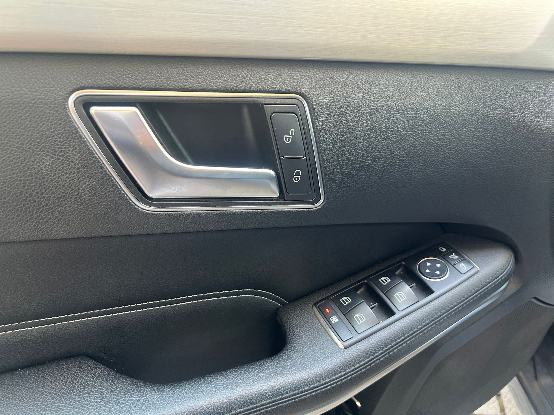 MERCEDES-BENZ E 200 7G-Tronic-image-11
