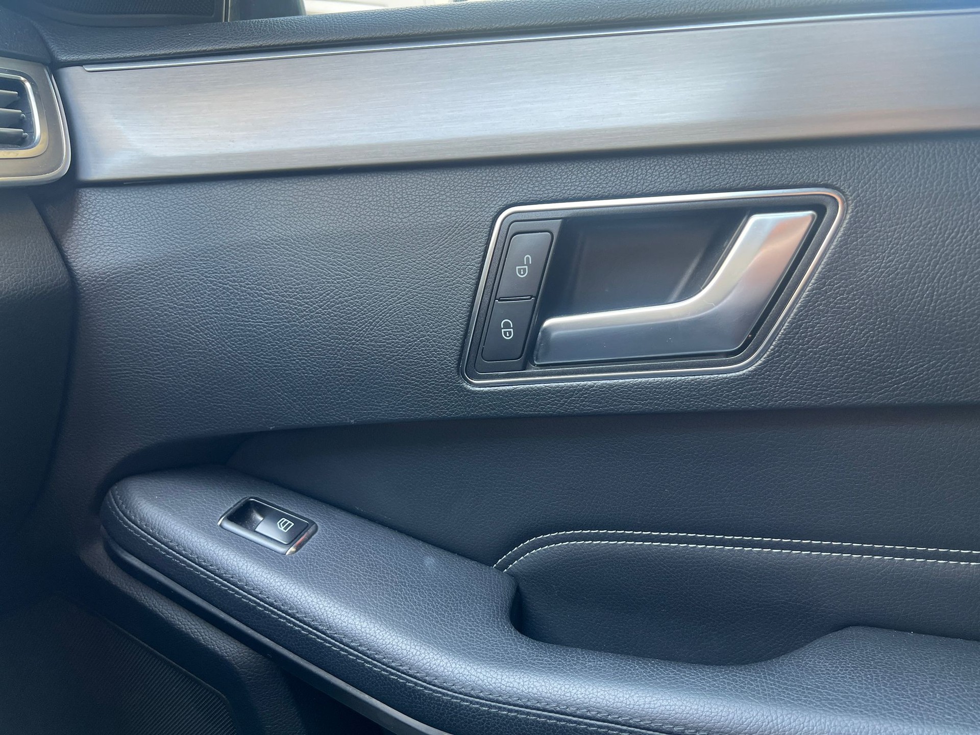 MERCEDES-BENZ E 200 7G-Tronic-image-15