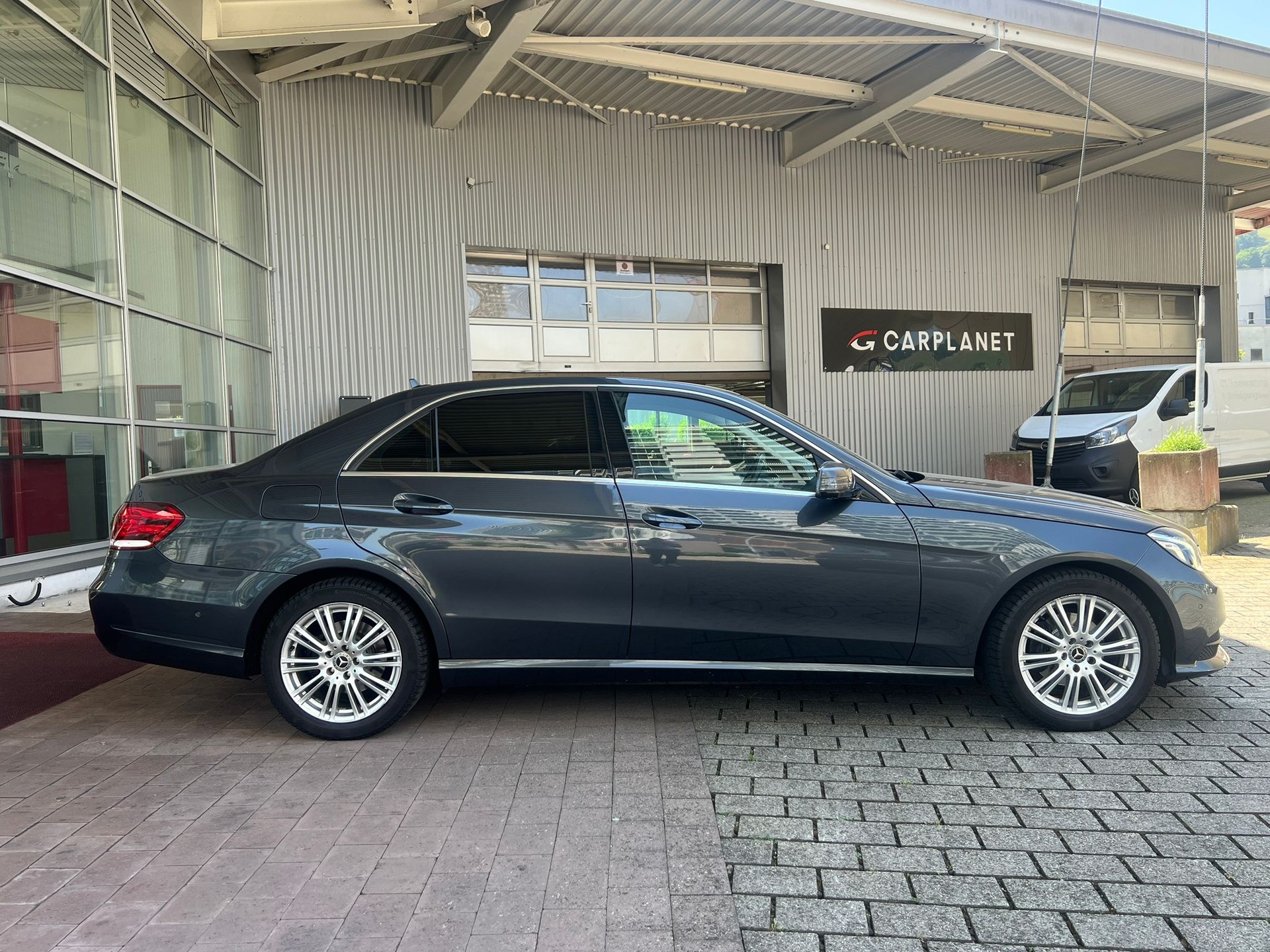 MERCEDES-BENZ E 200 7G-Tronic-image-7