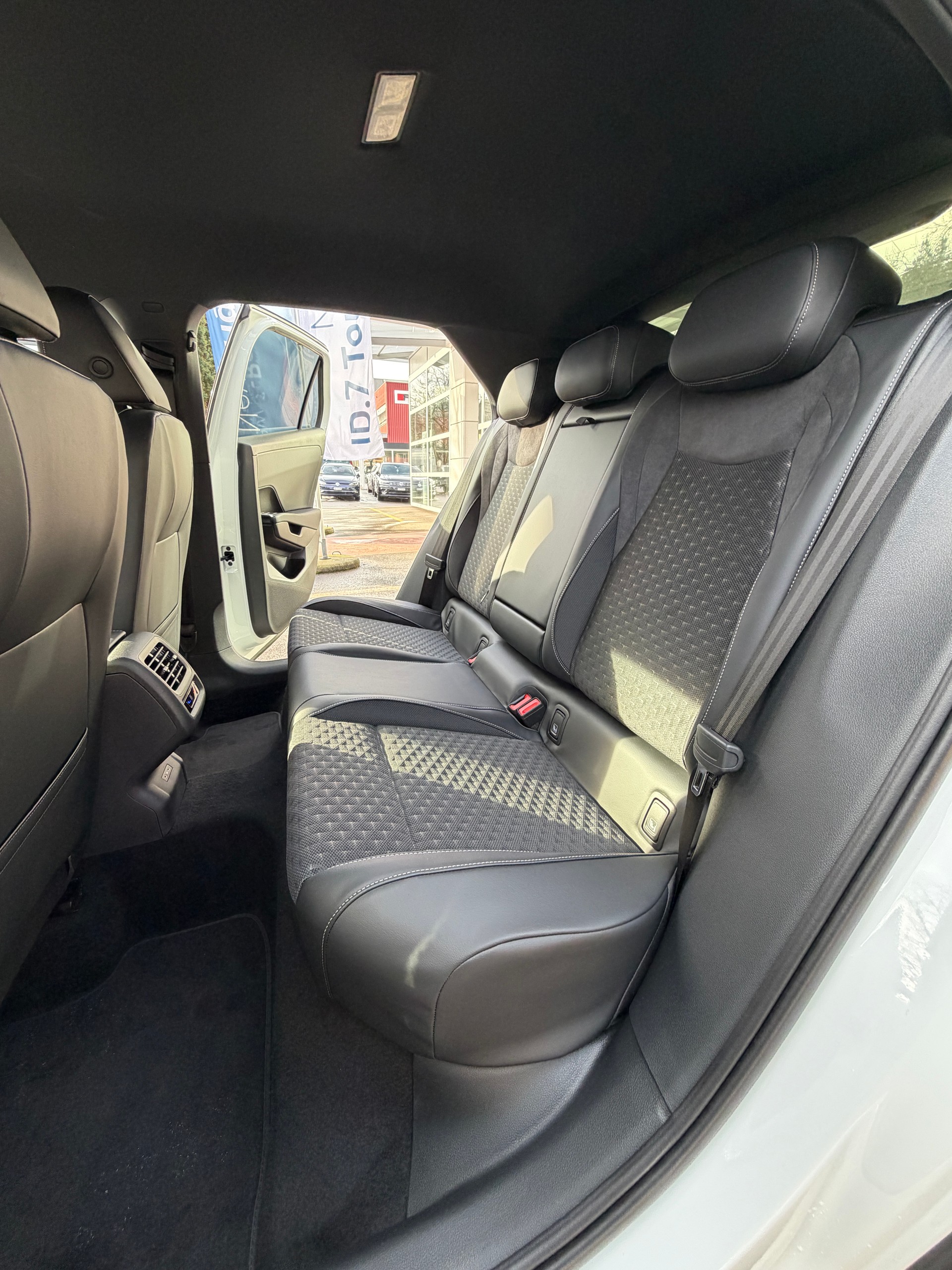 VW T-Roc 1.5 eTSI mHEV R-Line DSG-image-12