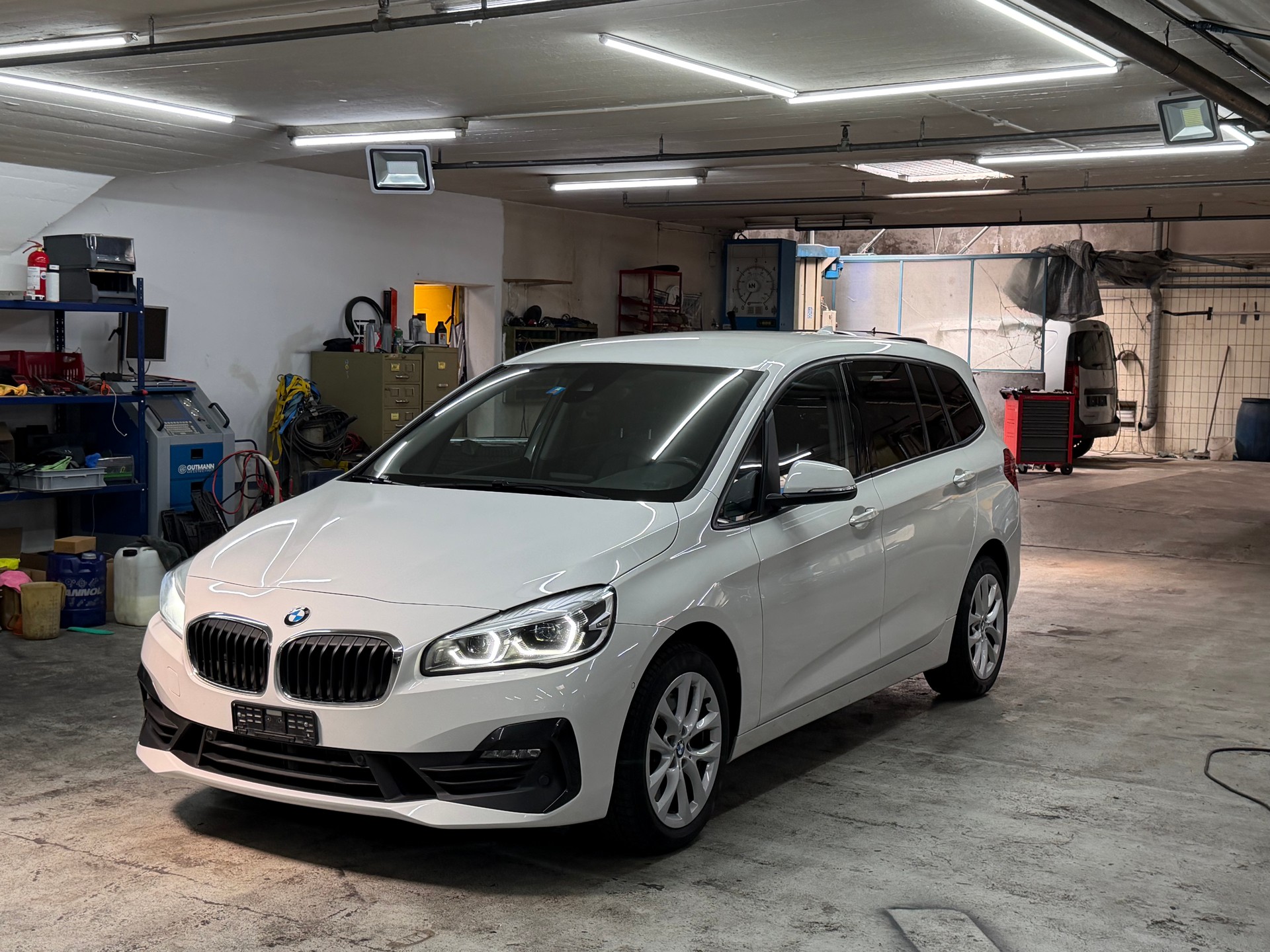 BMW 220d xDrive Gran Tourer Steptronic-image-1