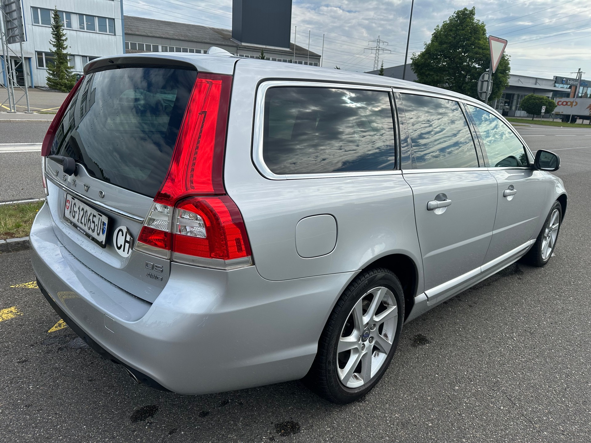 VOLVO V70 D5 AWD Summum Geartronic-image-4