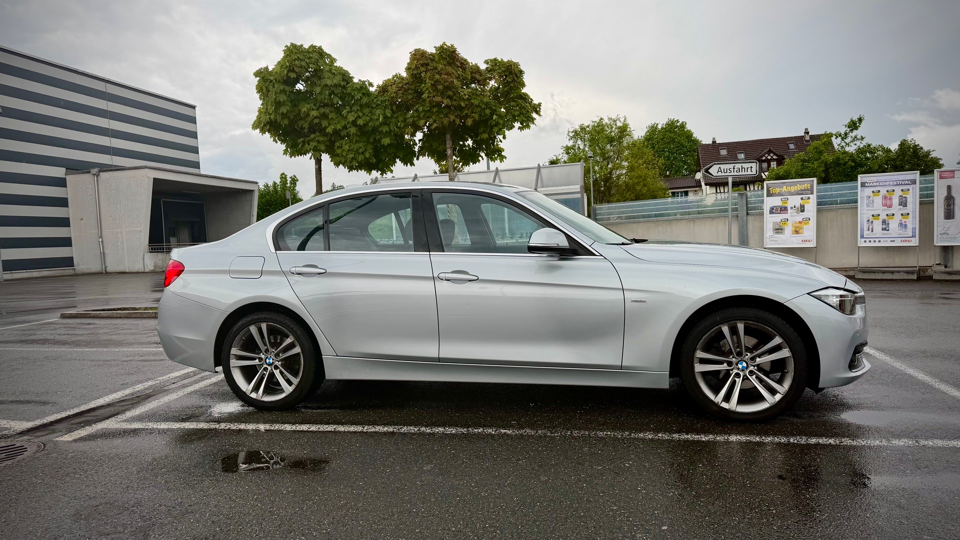 BMW 320i xDrive-image-2
