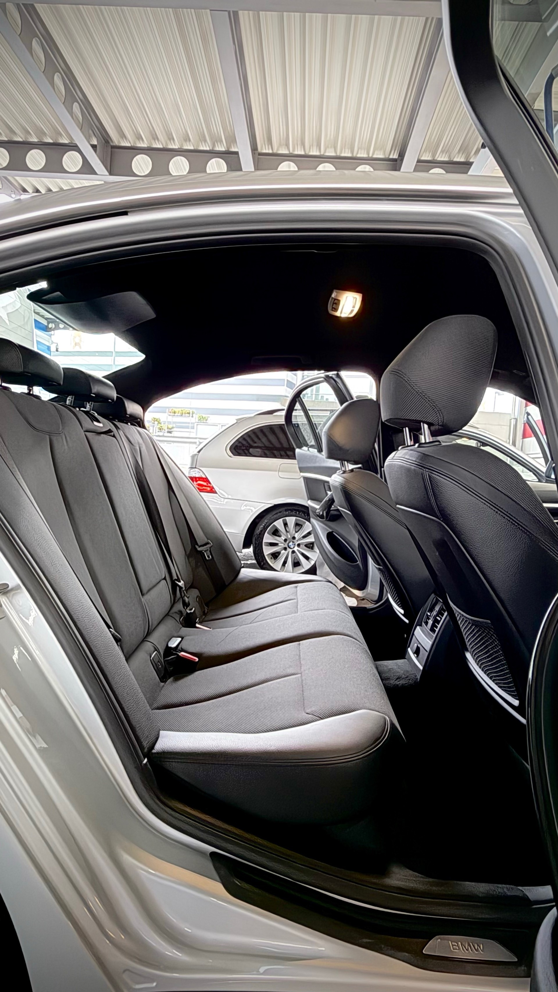 BMW 320i xDrive-image-5