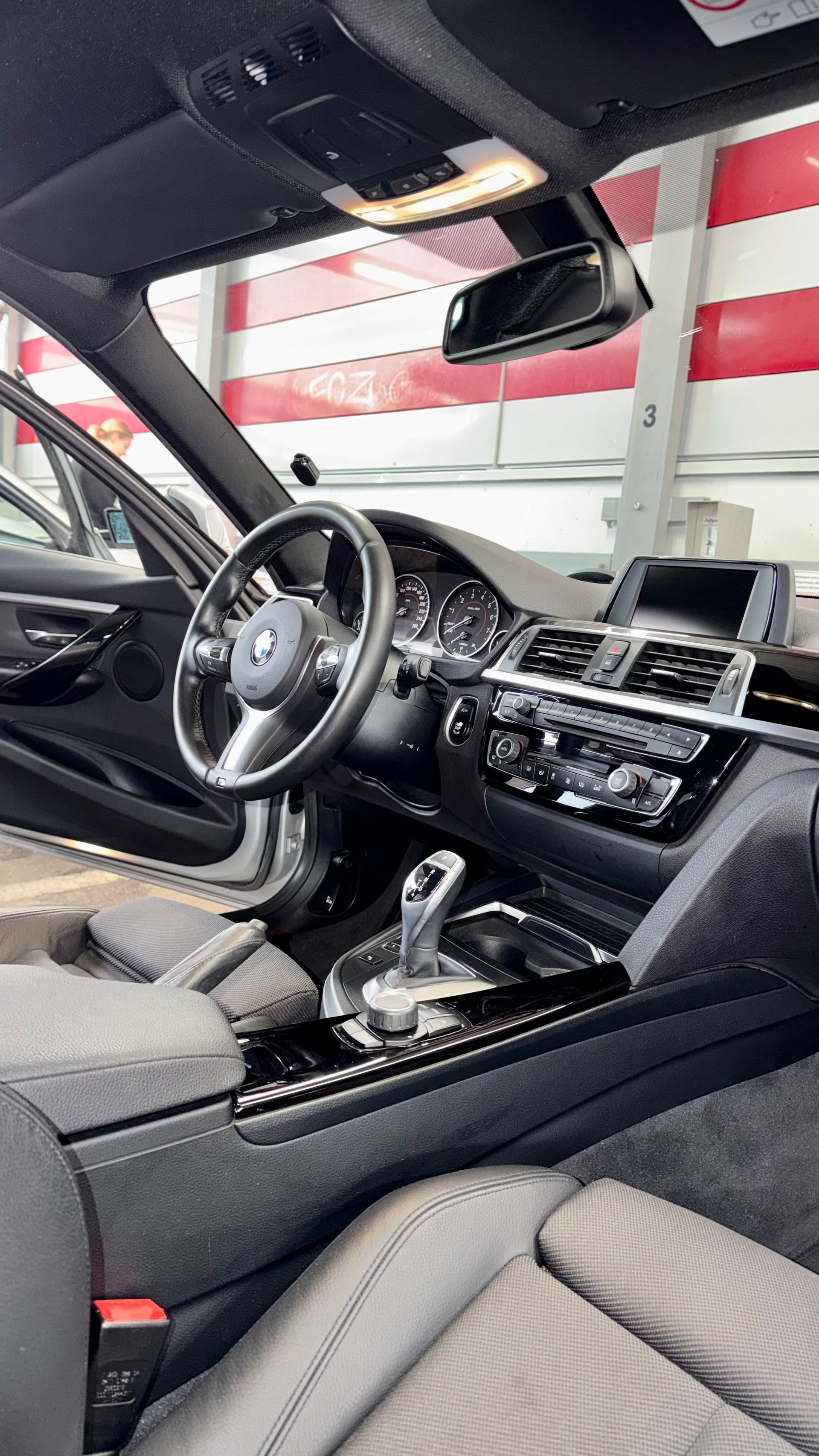 BMW 320i xDrive-image-4