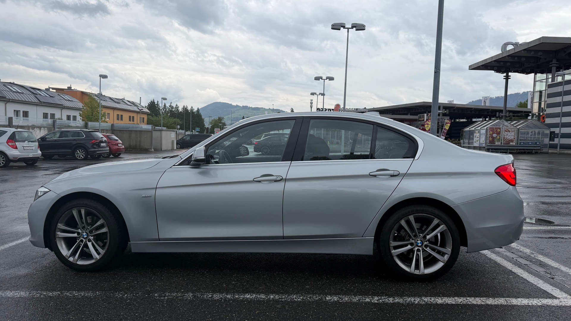 BMW 320i xDrive-image-3