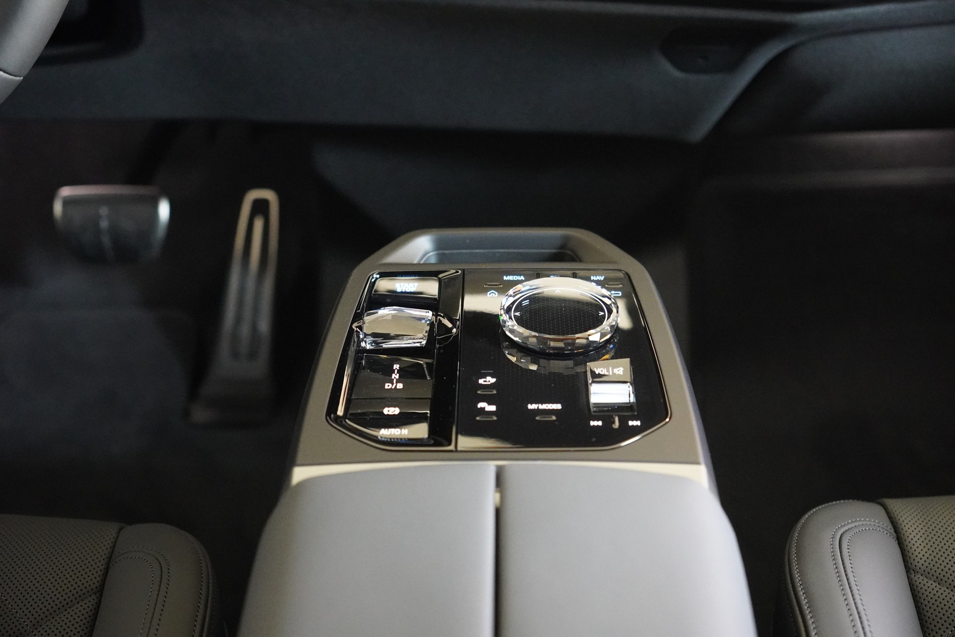 BMW iX xDrive45 M Sport Pro-image-19