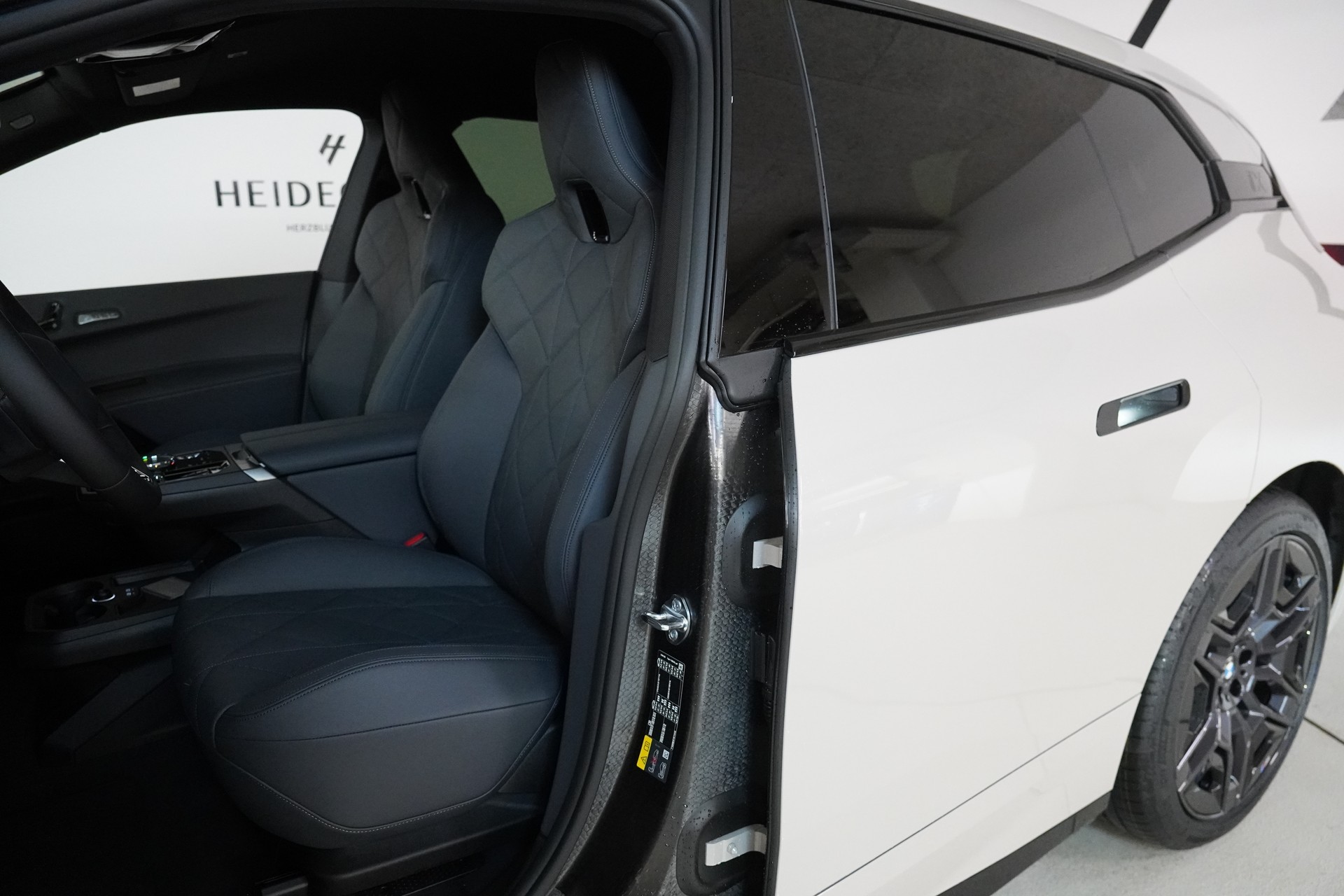 BMW iX xDrive45 M Sport Pro-image-11