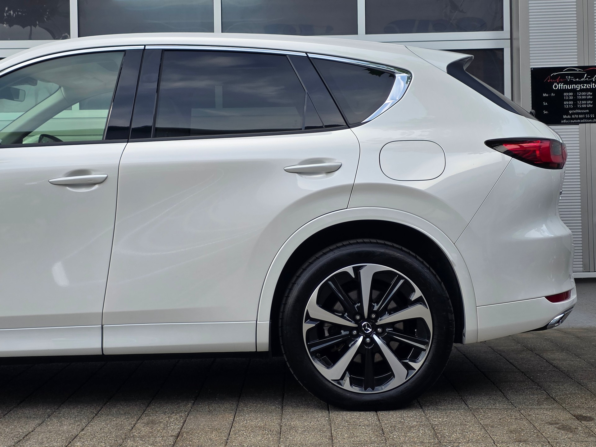 MAZDA CX-60 e-Skyactiv PHEV 327 AWD Takumi PLUS ** VOLLAUSSTATUNG|EL.- AHK|SITZKÜHLUNG| BOSE| KOMFORT+SAFETY PAK.|GARANTIE BIS 09.2028-image-4
