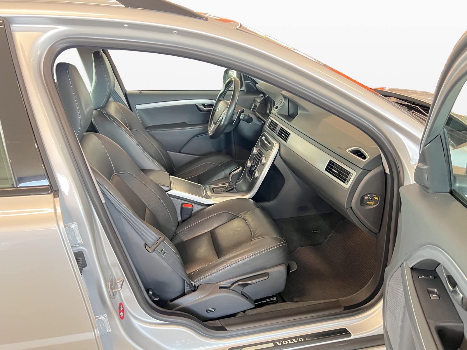 VOLVO V70 D4 AWD Momentum Classic Edition Geartronic-image-8