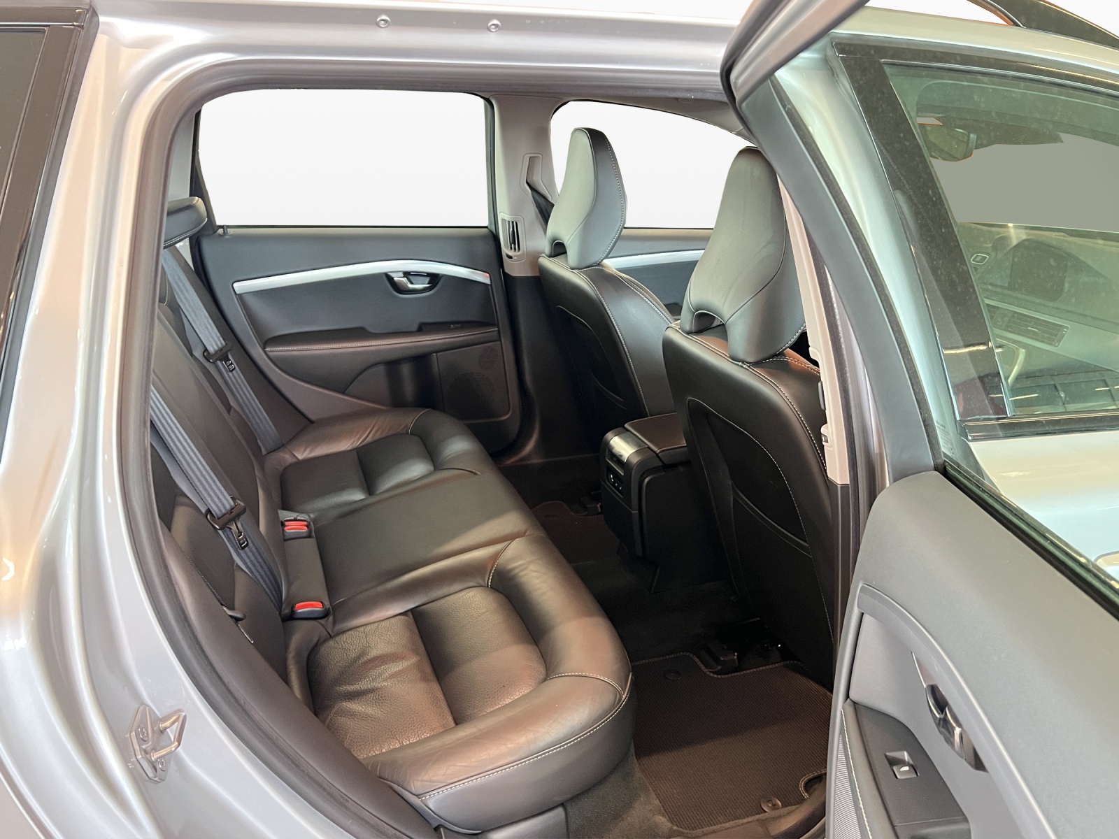 VOLVO V70 D4 AWD Momentum Classic Edition Geartronic-image-9