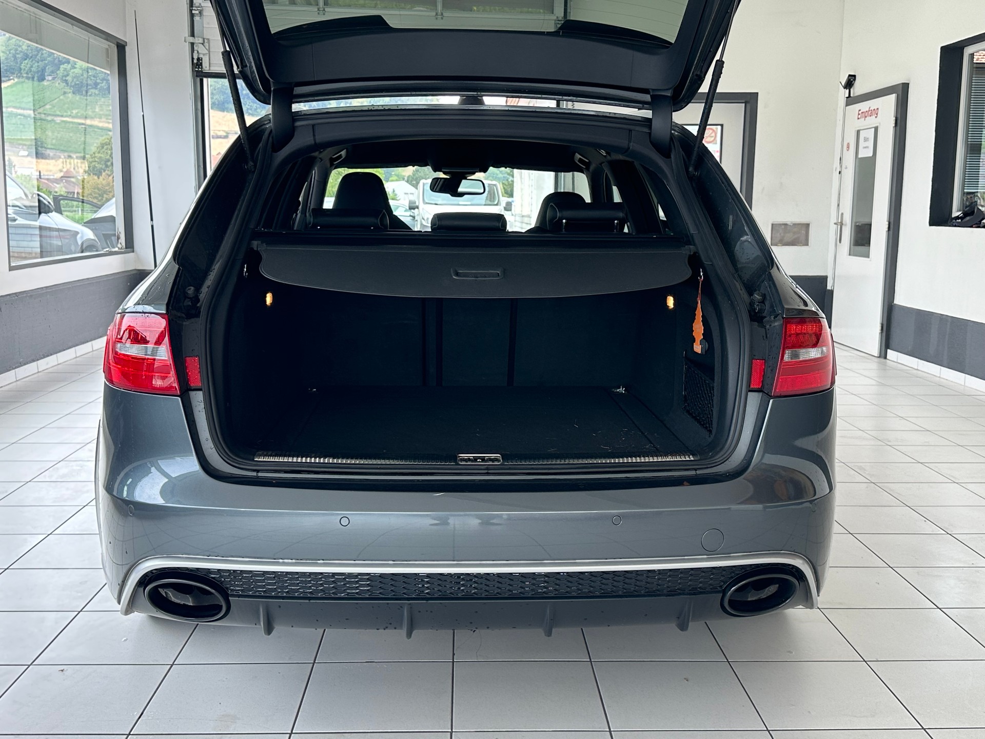 AUDI RS4 Avant 4.2 FSI V8 quattro S-tronic-image-5