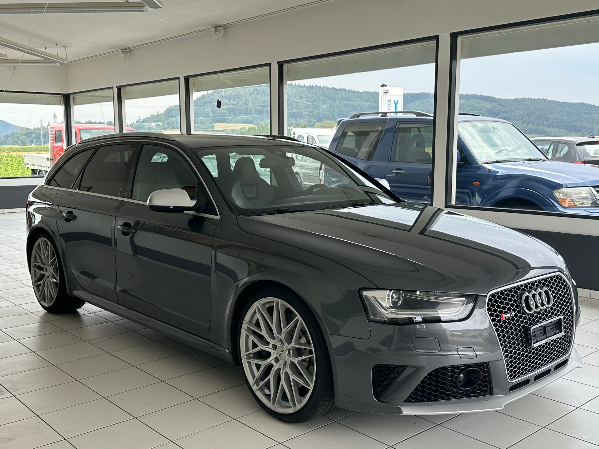 AUDI RS4 Avant 4.2 FSI V8 quattro S-tronic-image-2