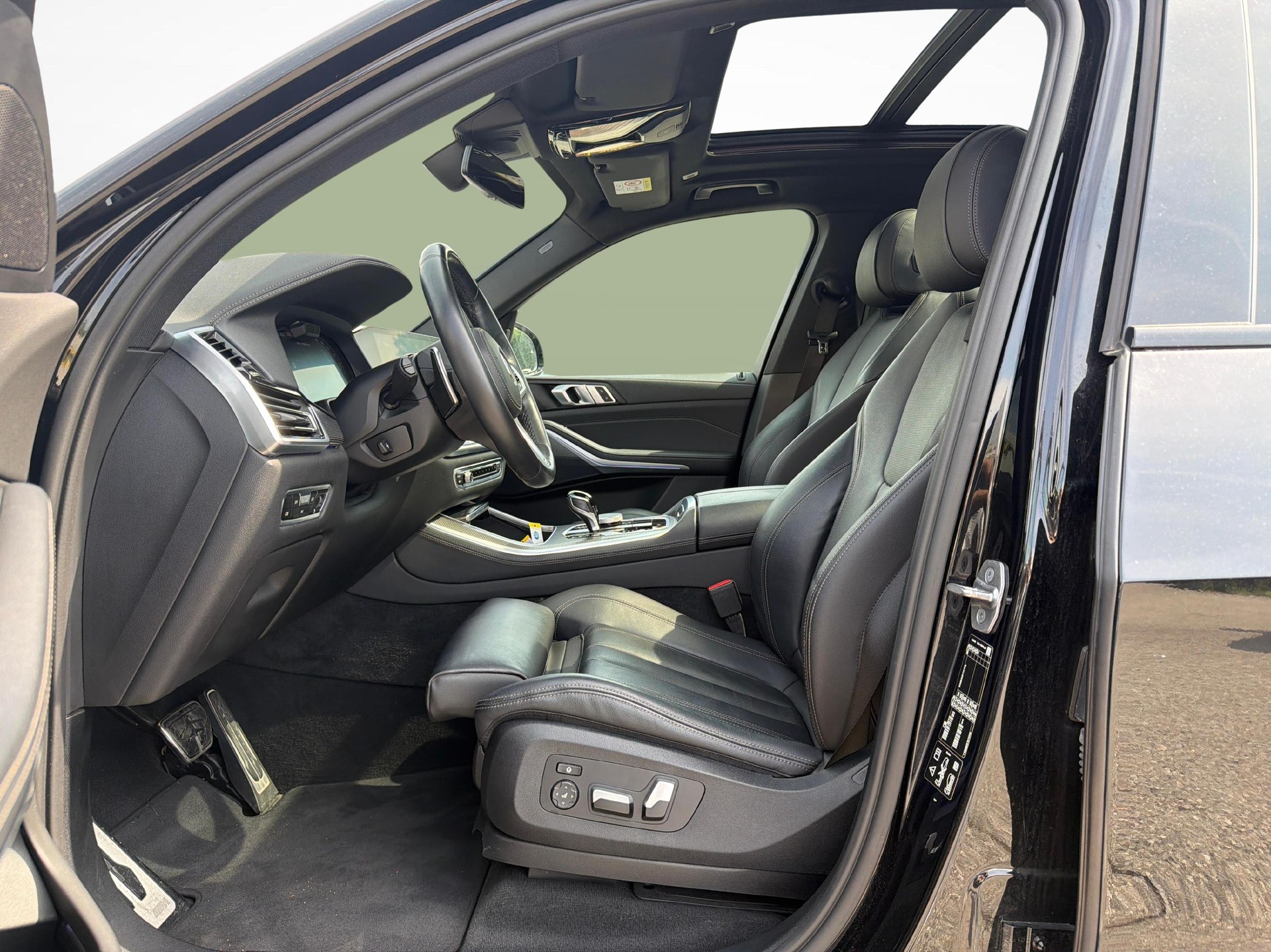 BMW X5 M50i xDrive-image-10