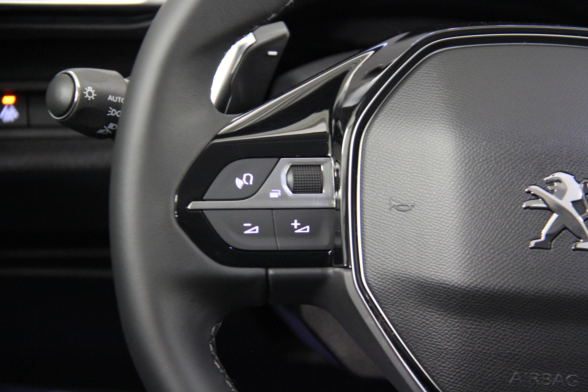 PEUGEOT 3008 1.6 Plug-in Hybrid Allure Pack-image-25