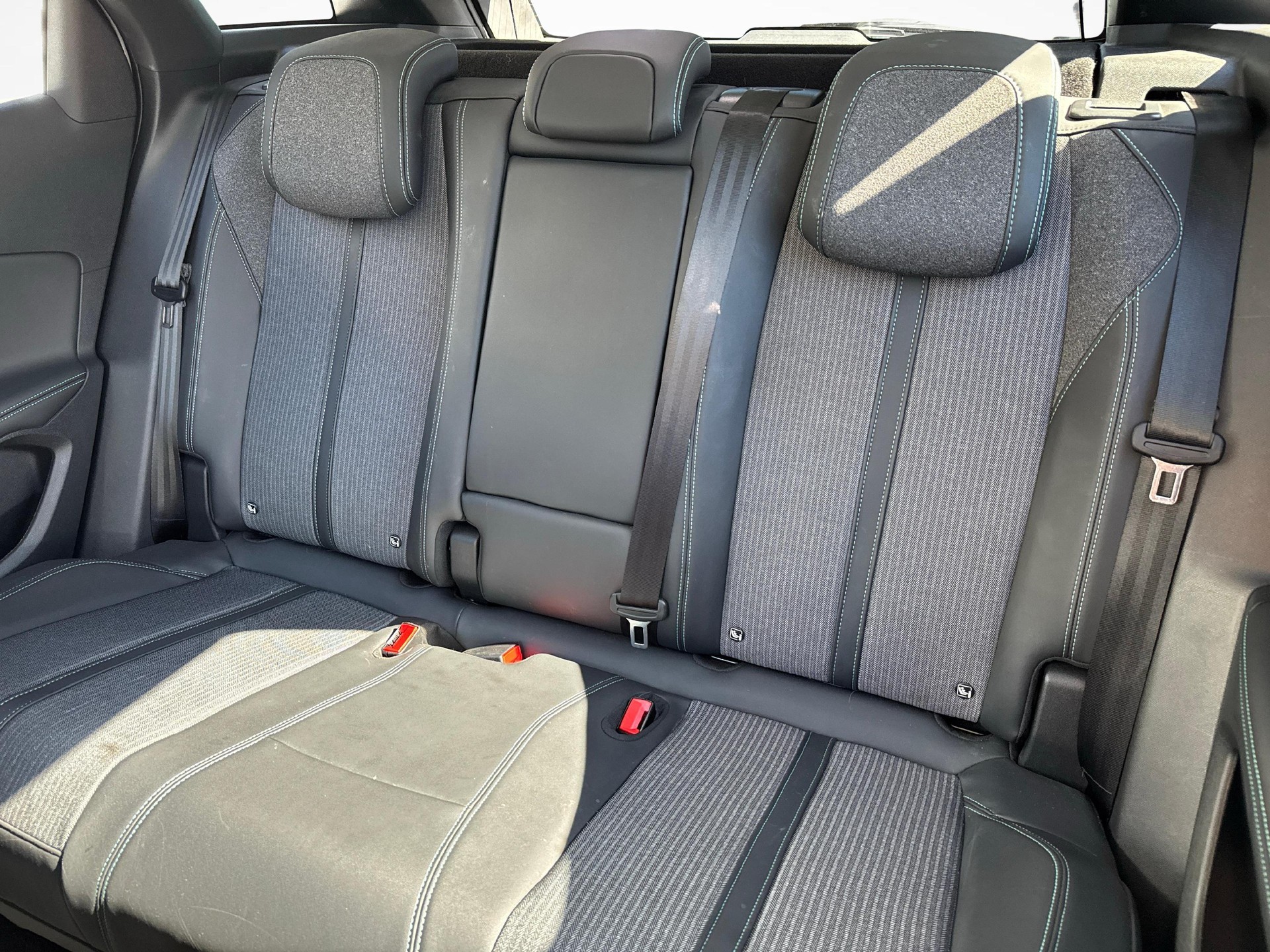 PEUGEOT 3008 1.6 Plug-in Hybrid Allure Pack-image-17