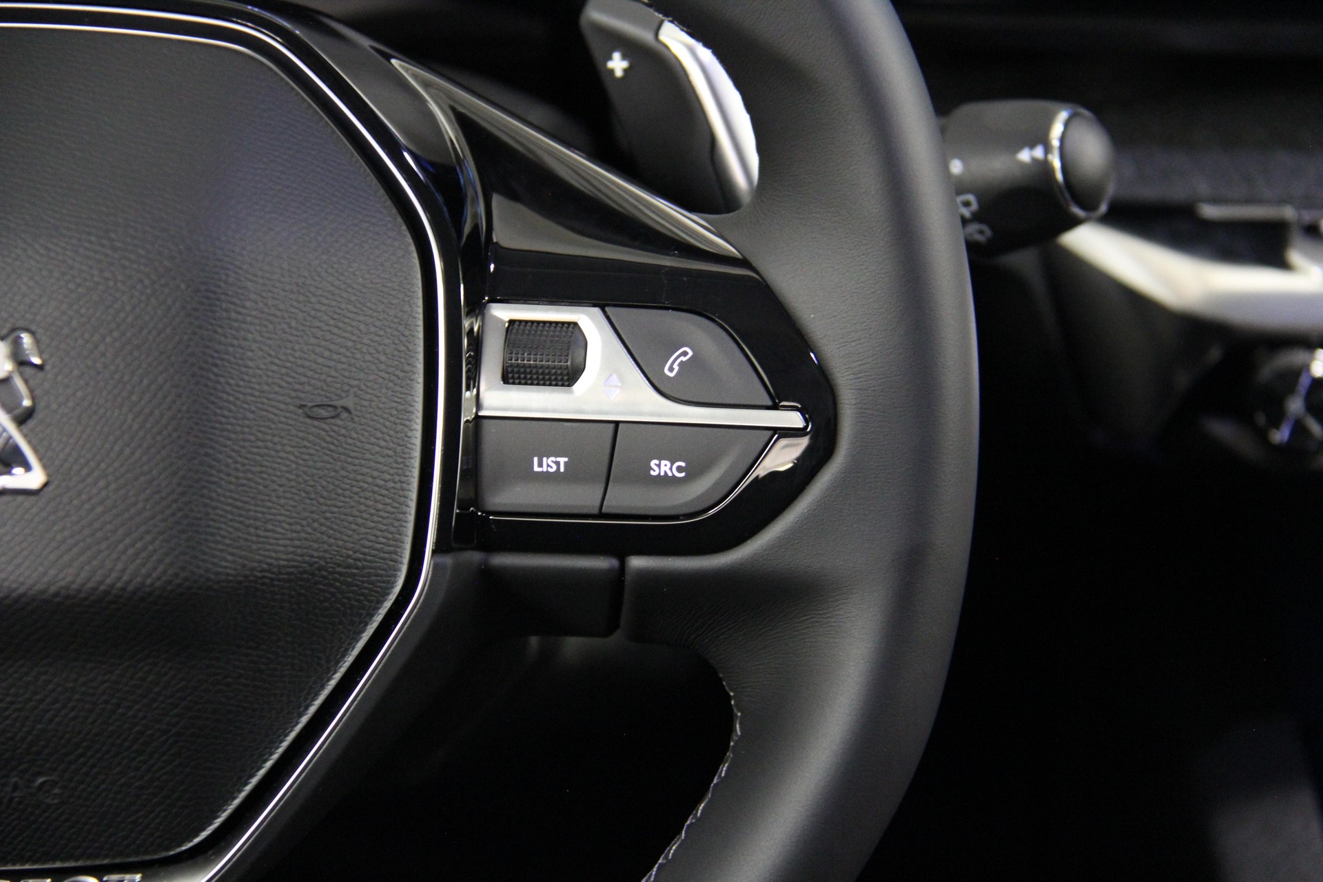 PEUGEOT 3008 1.6 Plug-in Hybrid Allure Pack-image-26