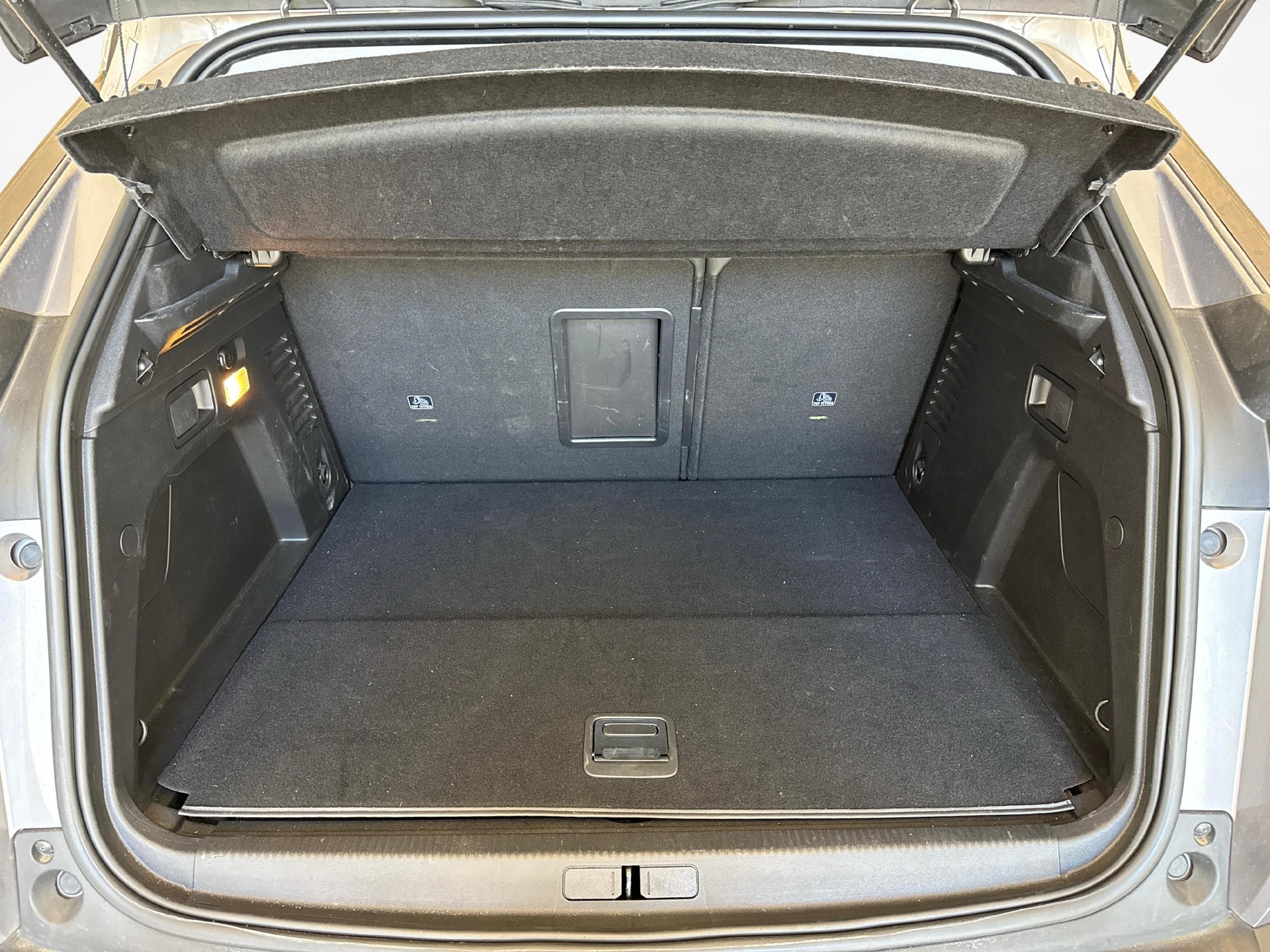 PEUGEOT 3008 1.6 Plug-in Hybrid Allure Pack-image-16