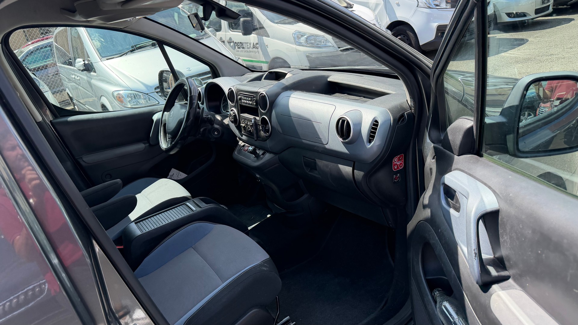 PEUGEOT Partner 1.6 e-HDI Active EGS6-image-4