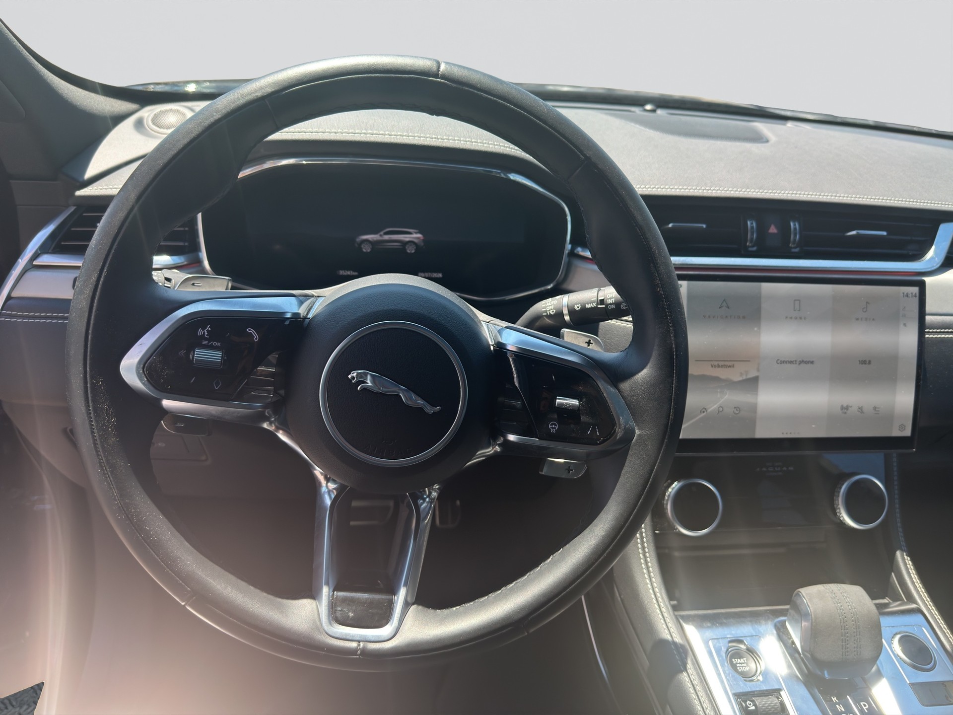 JAGUAR F-Pace 3.0 D300 R-Dynamic MHEV SE AWD-image-12
