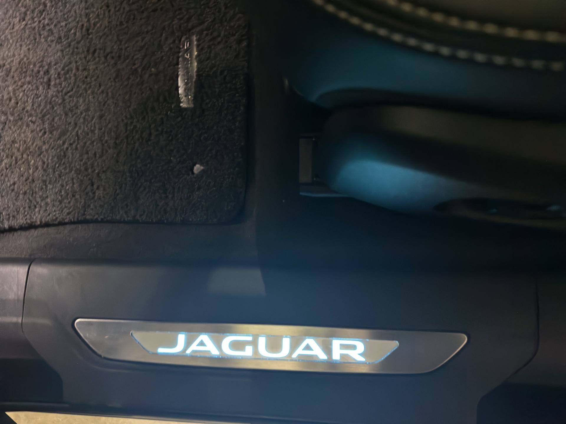 JAGUAR F-Pace 3.0 D300 R-Dynamic MHEV SE AWD-image-10