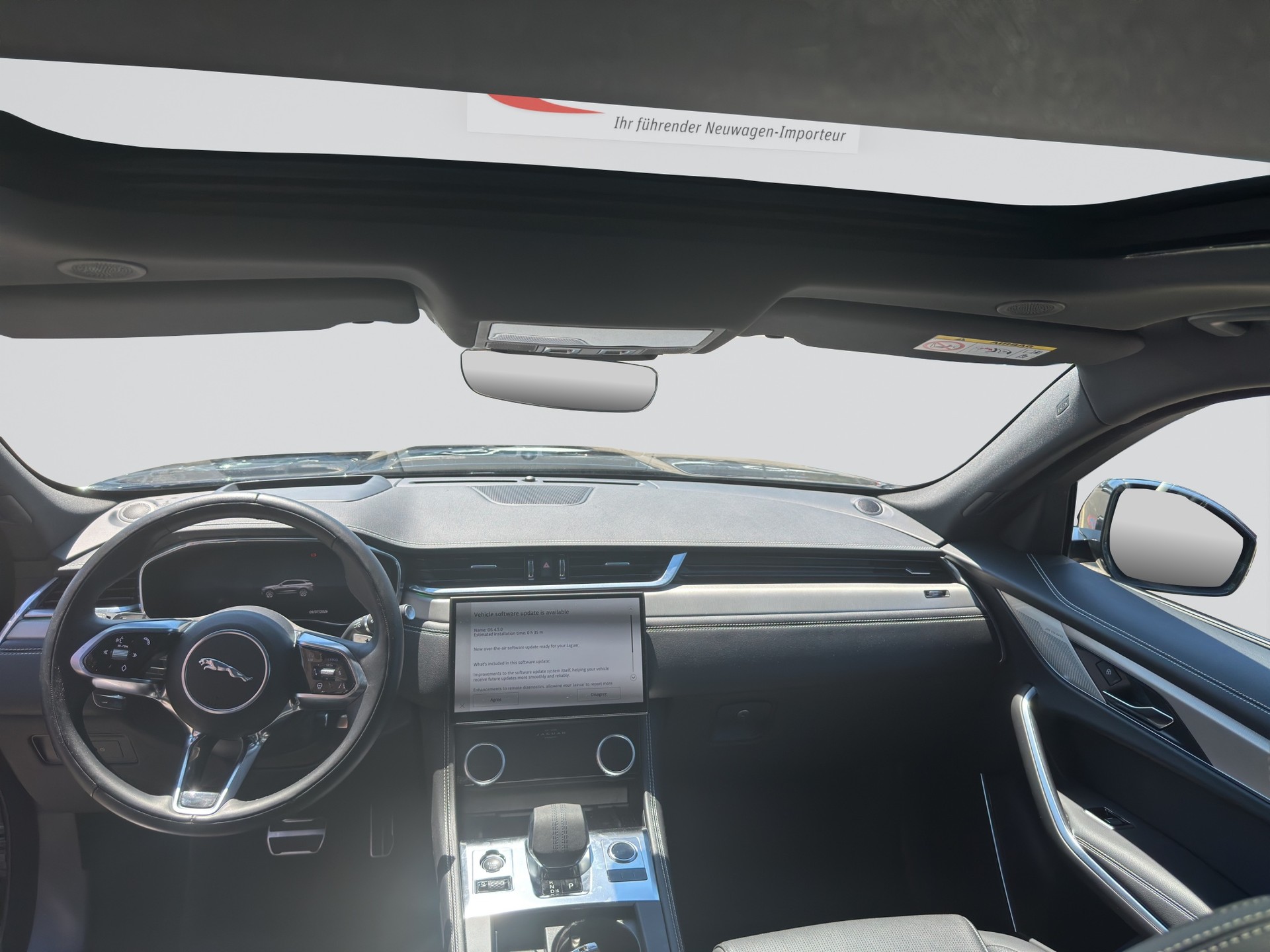 JAGUAR F-Pace 3.0 D300 R-Dynamic MHEV SE AWD-image-16