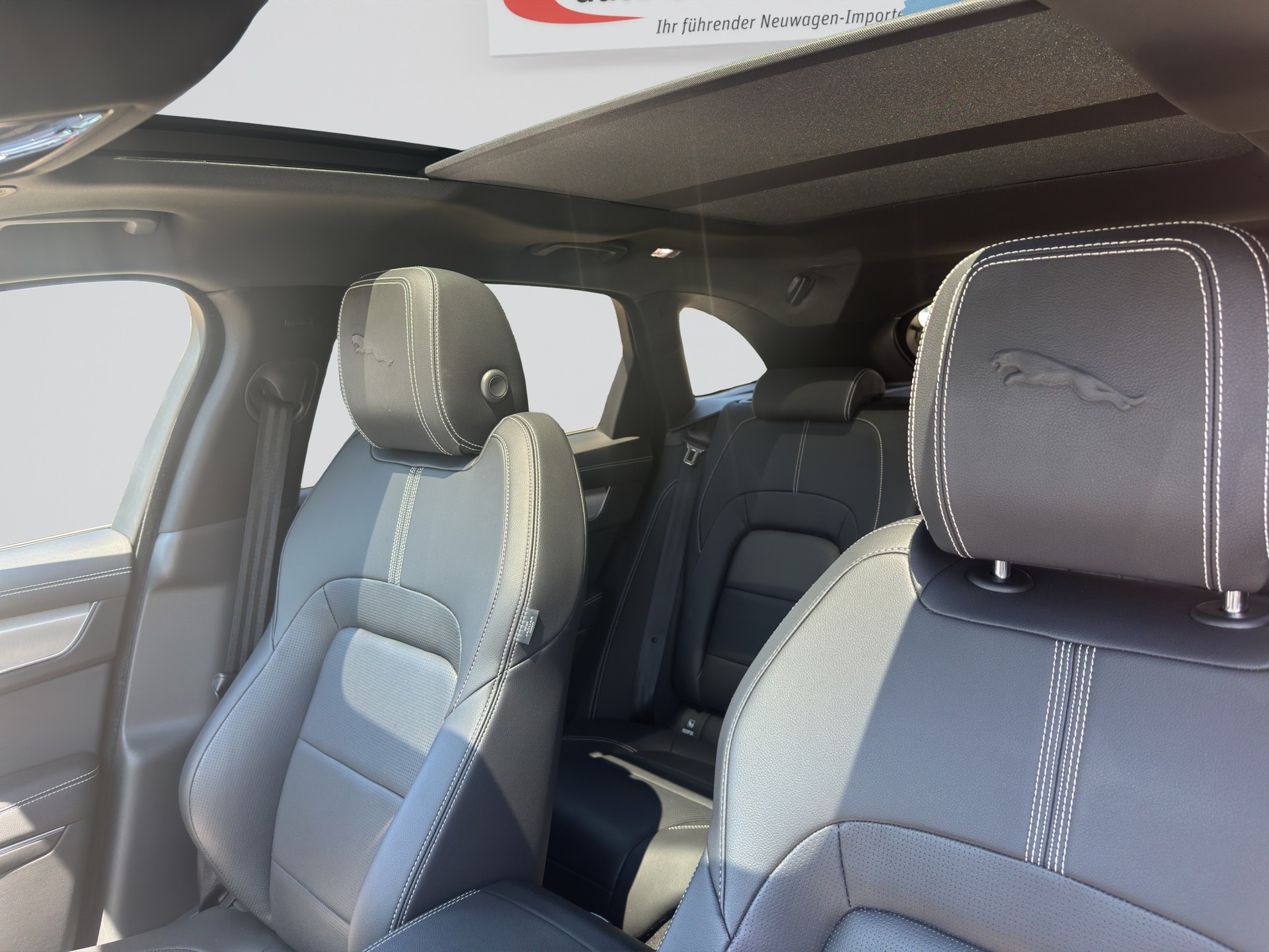 JAGUAR F-Pace 3.0 D300 R-Dynamic MHEV SE AWD-image-6