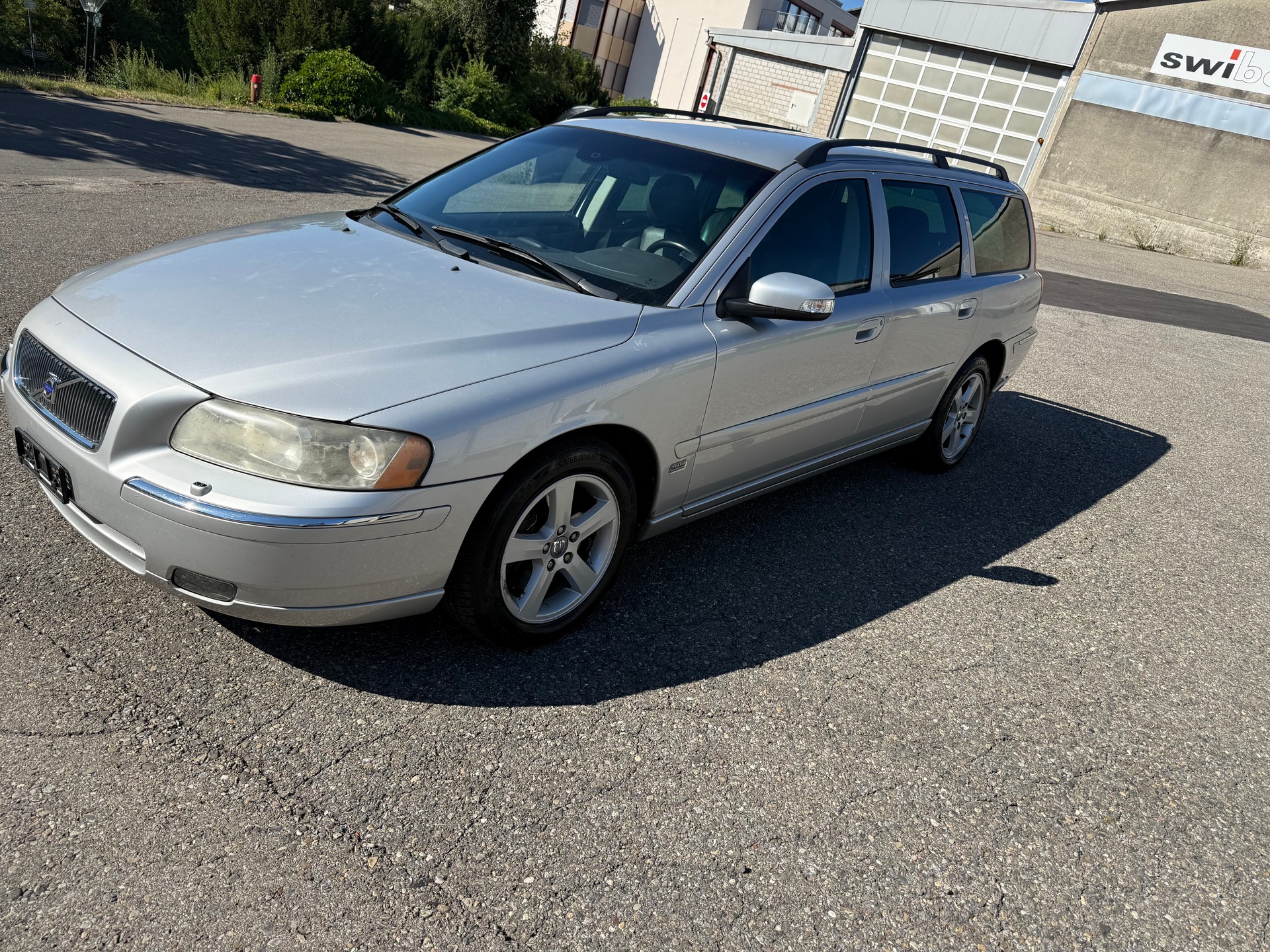 VOLVO V70 D5 AWD Summum-image-2