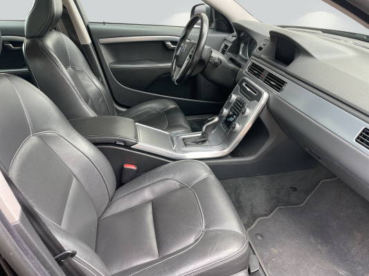 VOLVO V70 D4 Summum Dynamic Ed-image-6