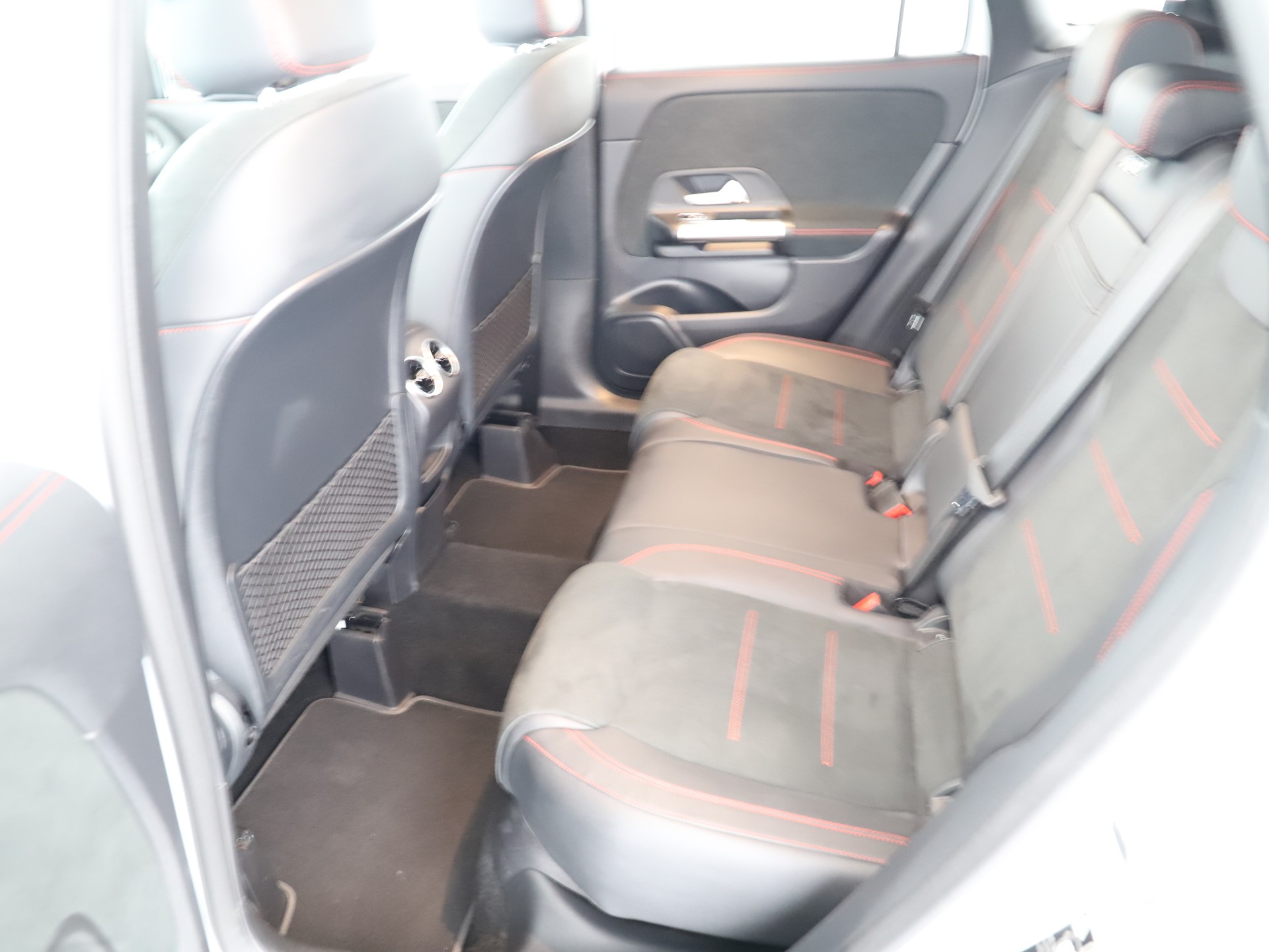 MERCEDES-BENZ GLA 200 AMG Line-image-10