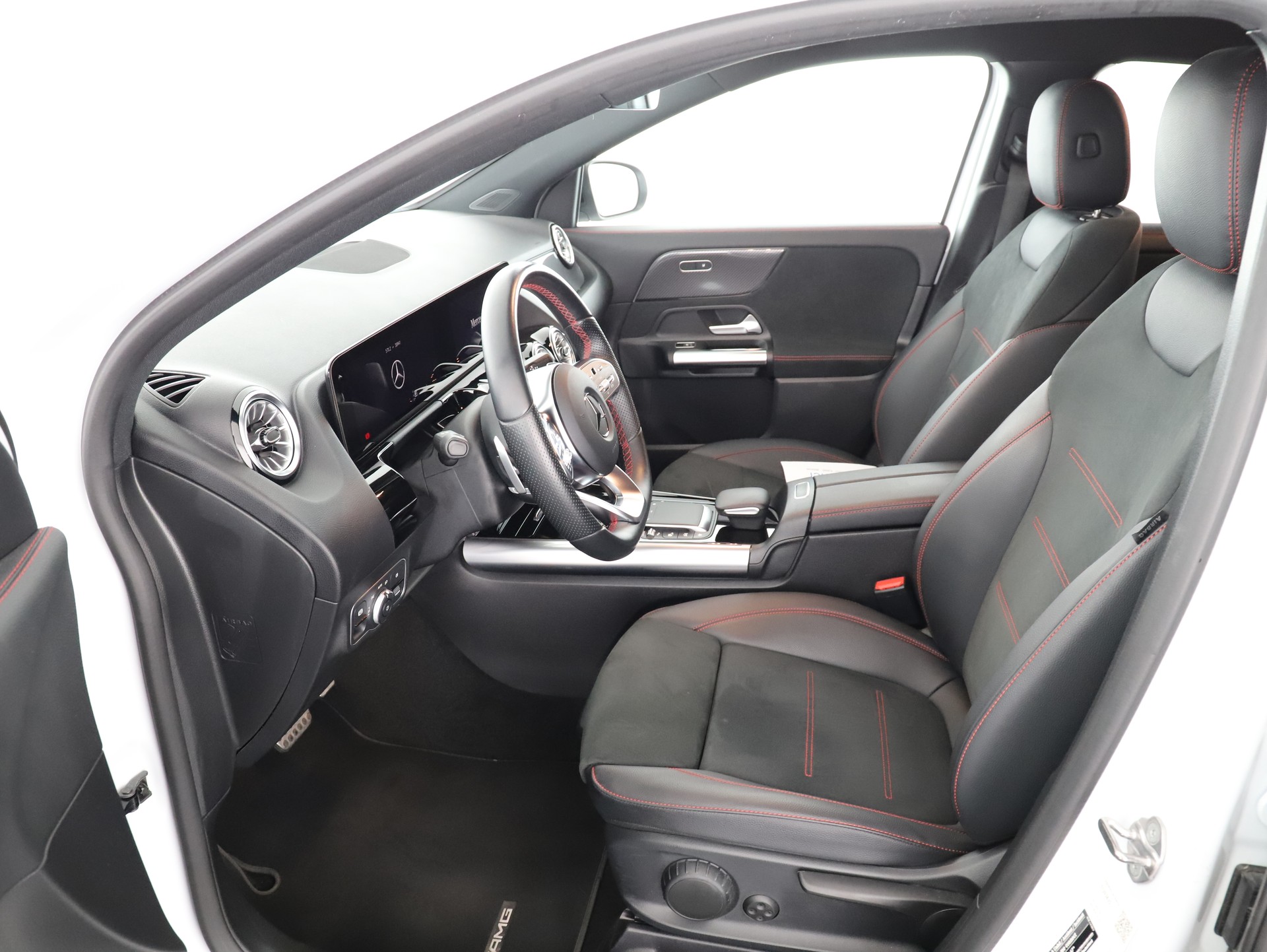 MERCEDES-BENZ GLA 200 AMG Line-image-8