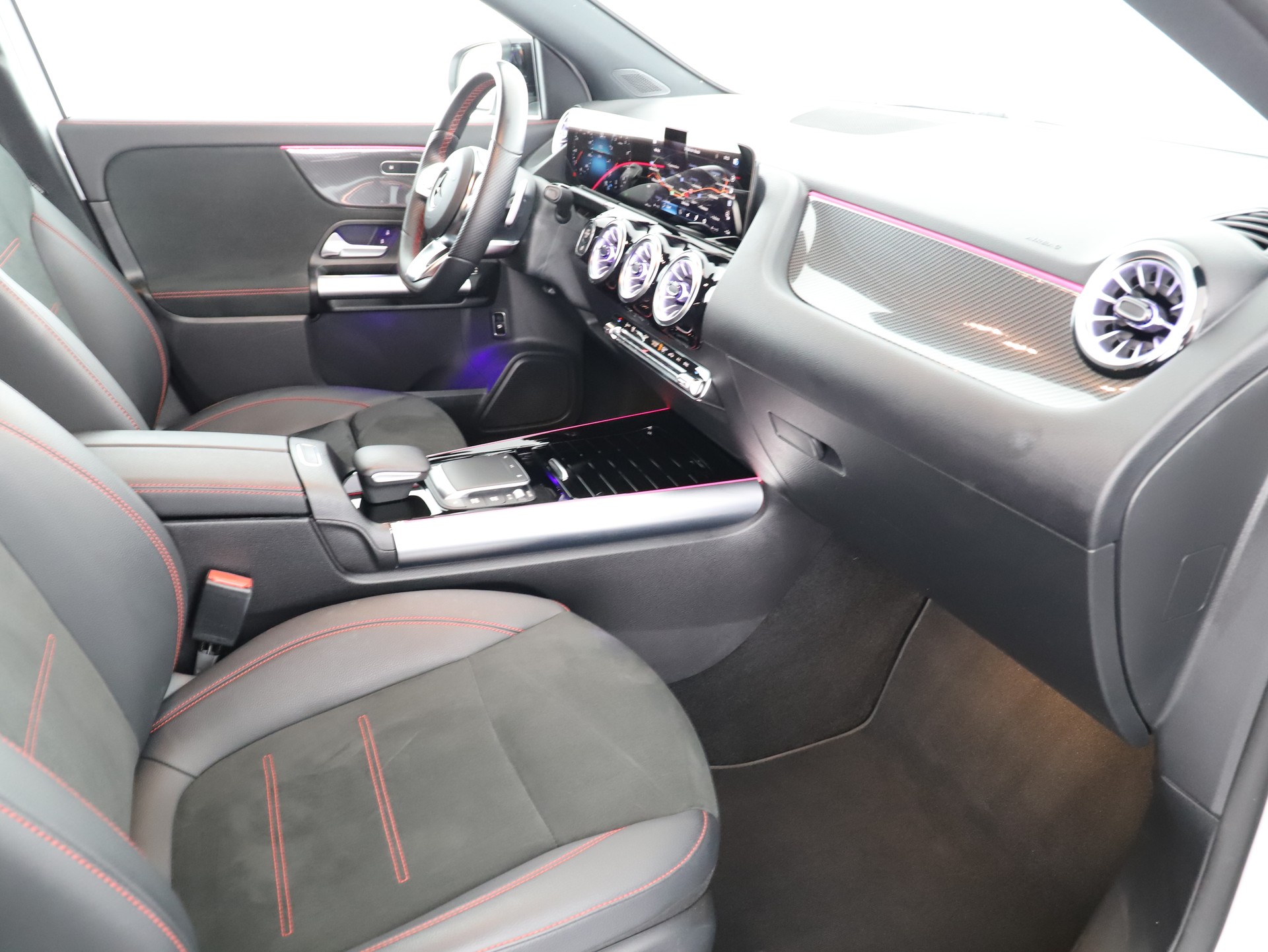 MERCEDES-BENZ GLA 200 AMG Line-image-9
