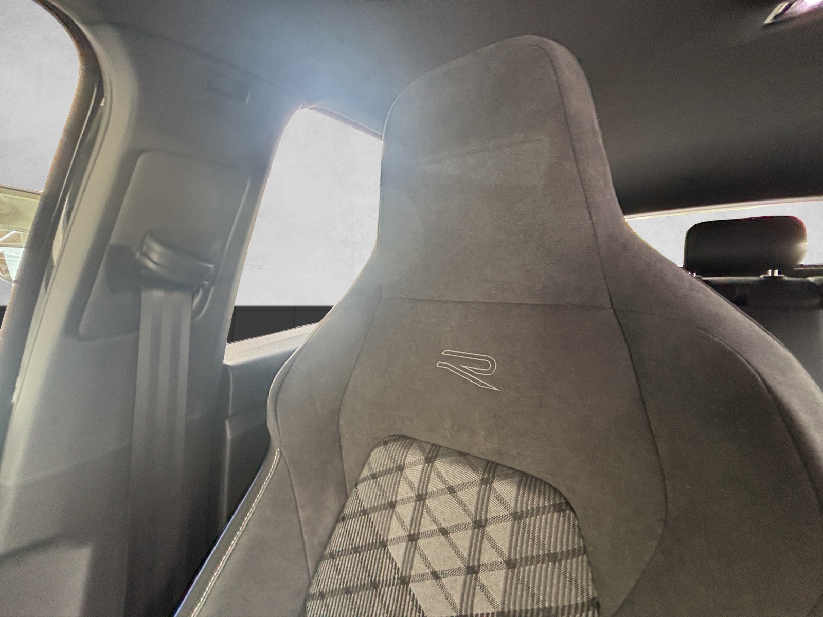 VW Golf Variant 2.0 TSI R-Line DSG 4 Motion-image-7