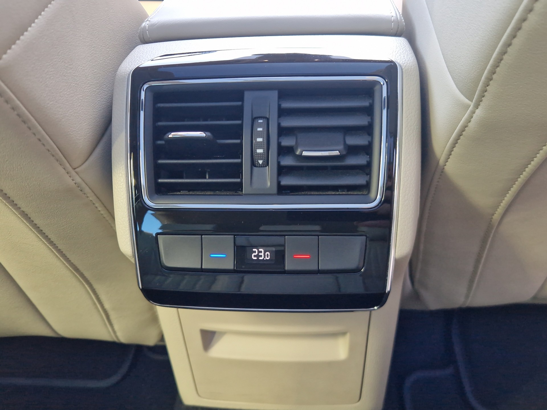 SKODA Superb Combi 2.0 TSI L&K DSG 4x4-image-14