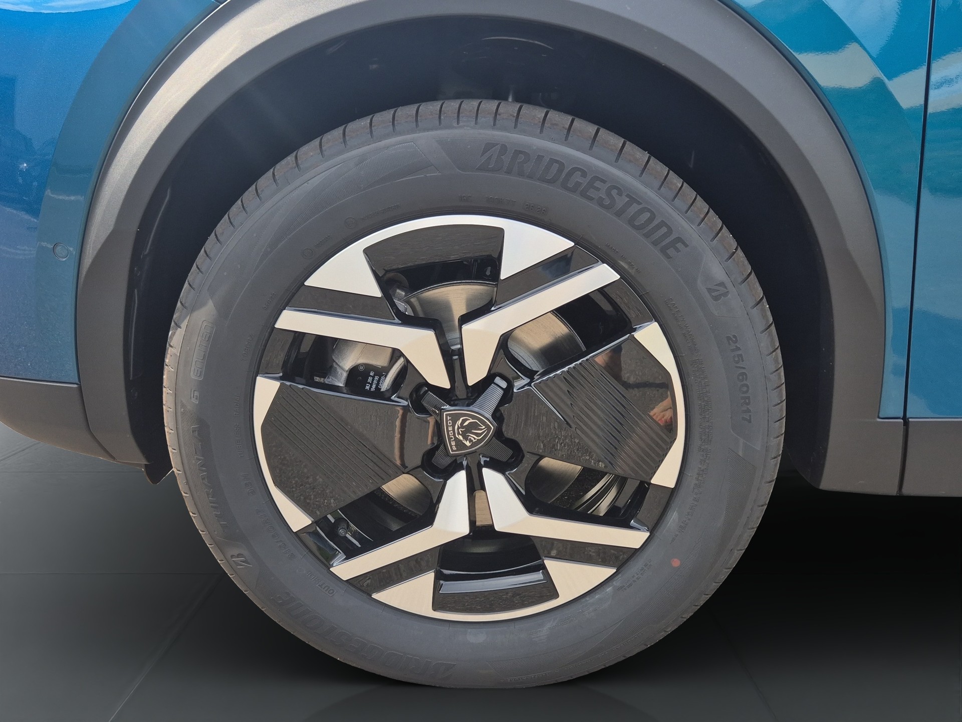 PEUGEOT 2008 1.2 Hybrid Allure-image-18