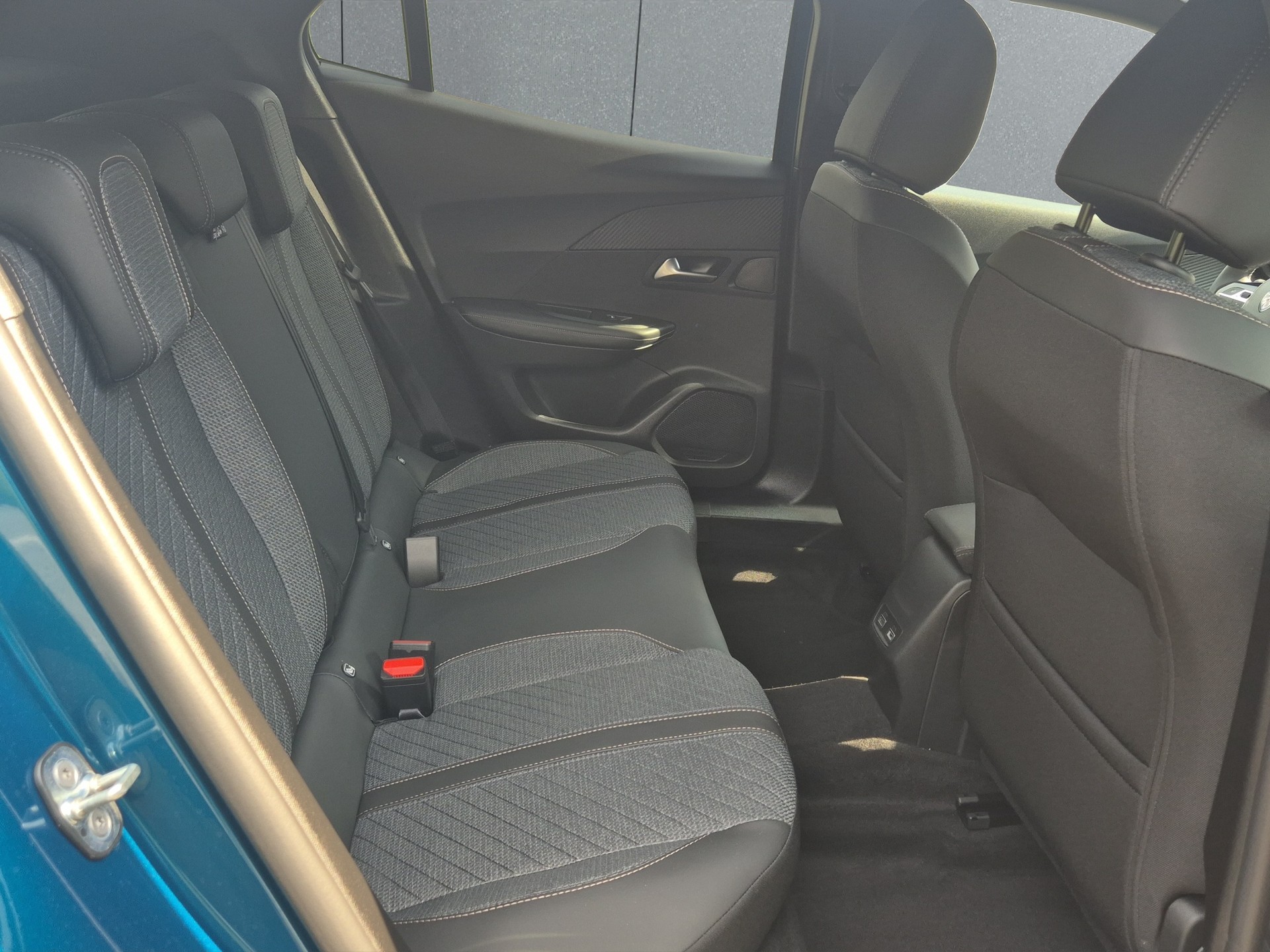 PEUGEOT 2008 1.2 Hybrid Allure-image-16