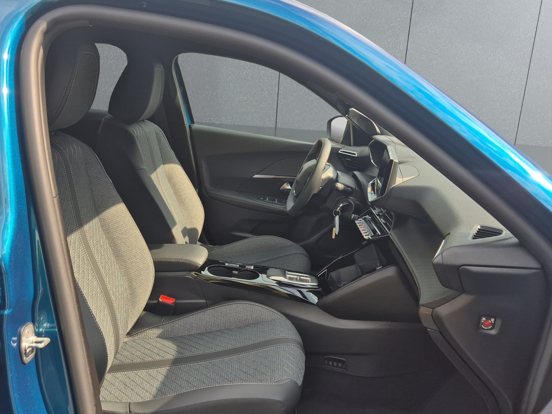 PEUGEOT 2008 1.2 Hybrid Allure-image-15