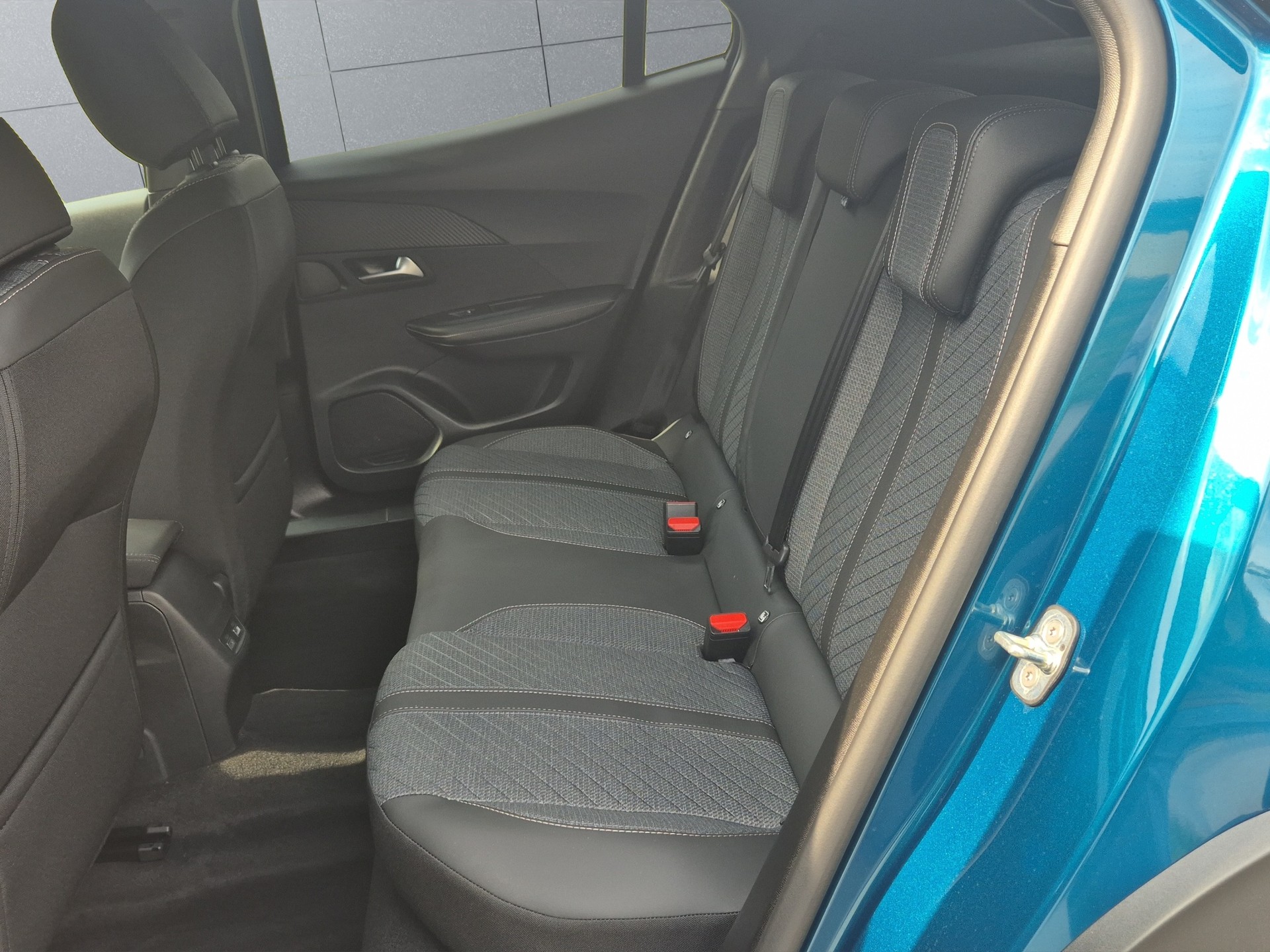 PEUGEOT 2008 1.2 Hybrid Allure-image-11