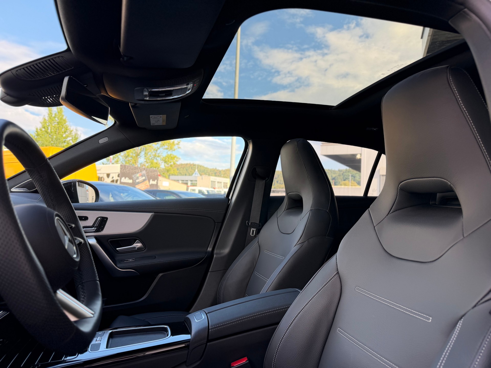 MERCEDES-BENZ A 250 e AMG Line EQ Star 8G-DCT-image-5