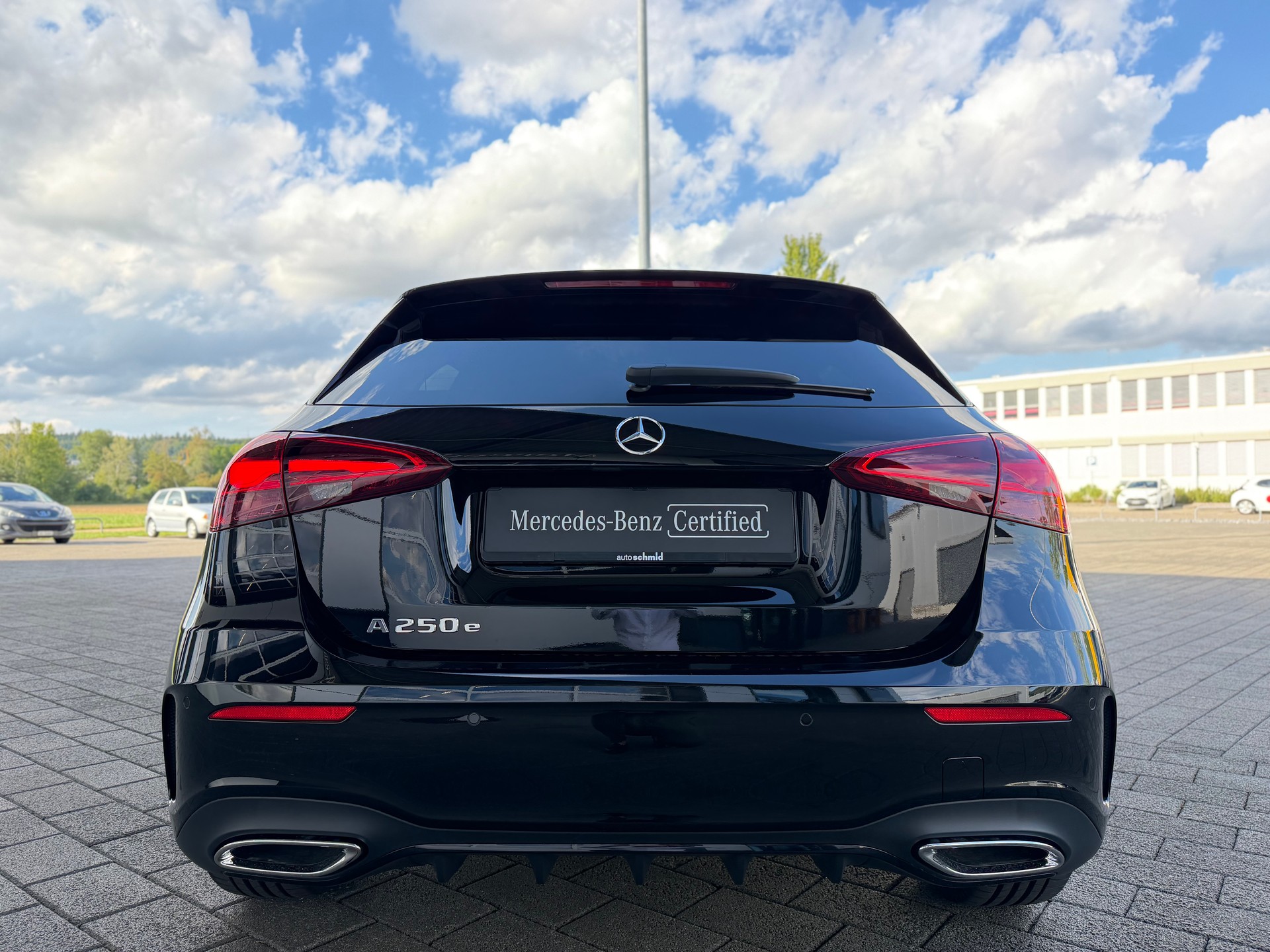 MERCEDES-BENZ A 250 e AMG Line EQ Star 8G-DCT-showroom-element-2