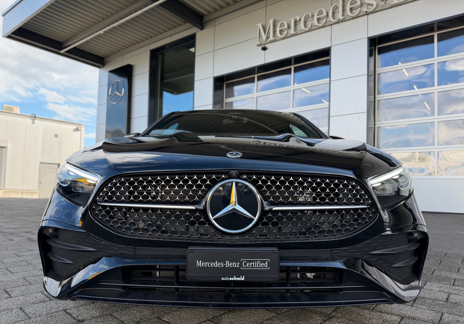 MERCEDES-BENZ A 250 e AMG Line EQ Star 8G-DCT-showroom-element-3