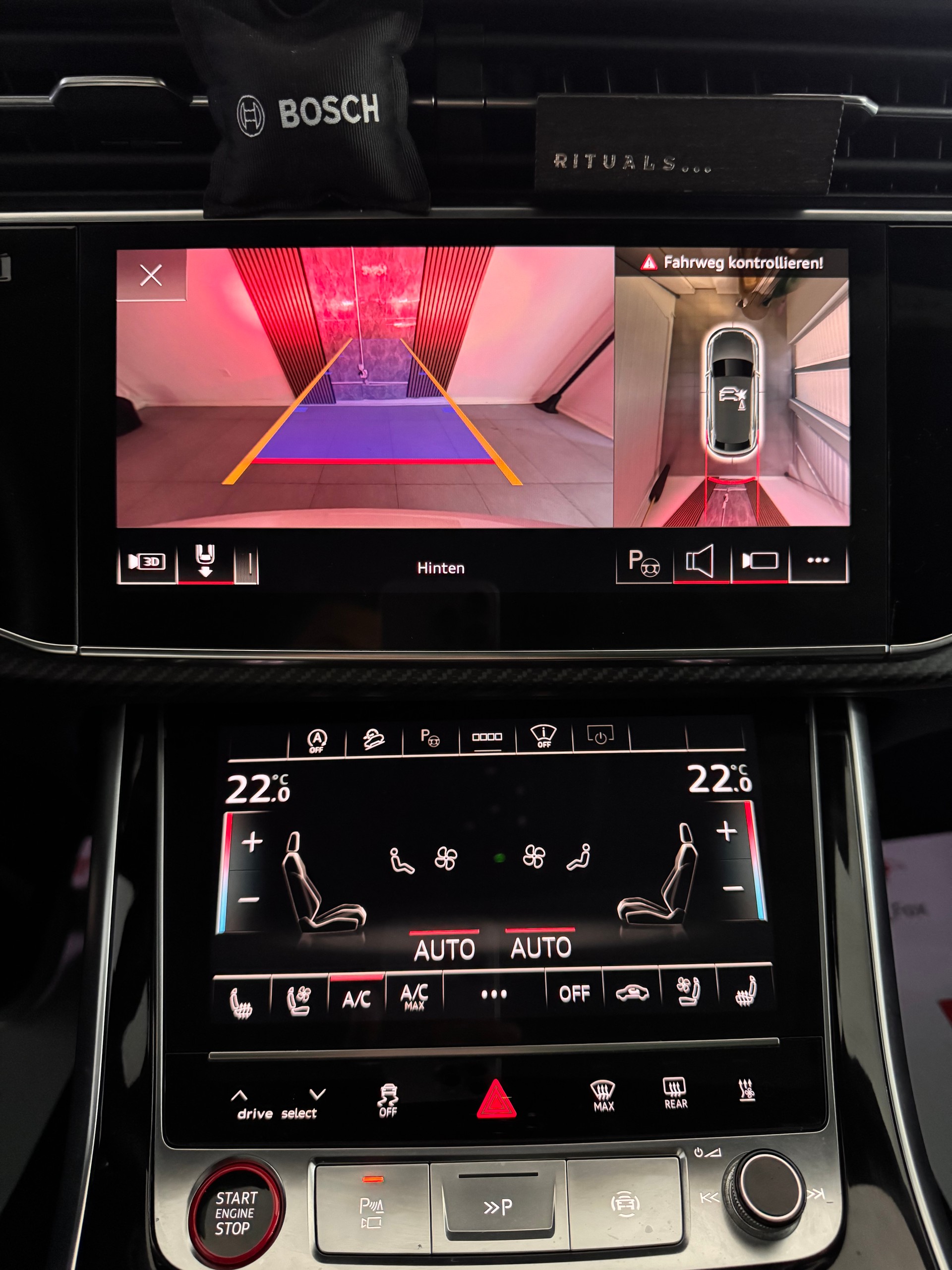 AUDI RSQ8 Quattro Tiptronic*CH-Fahrzeug*Panoramadach*AHK elektrisch *23 Zoll RS-Felgen *Standheizung*-image-17